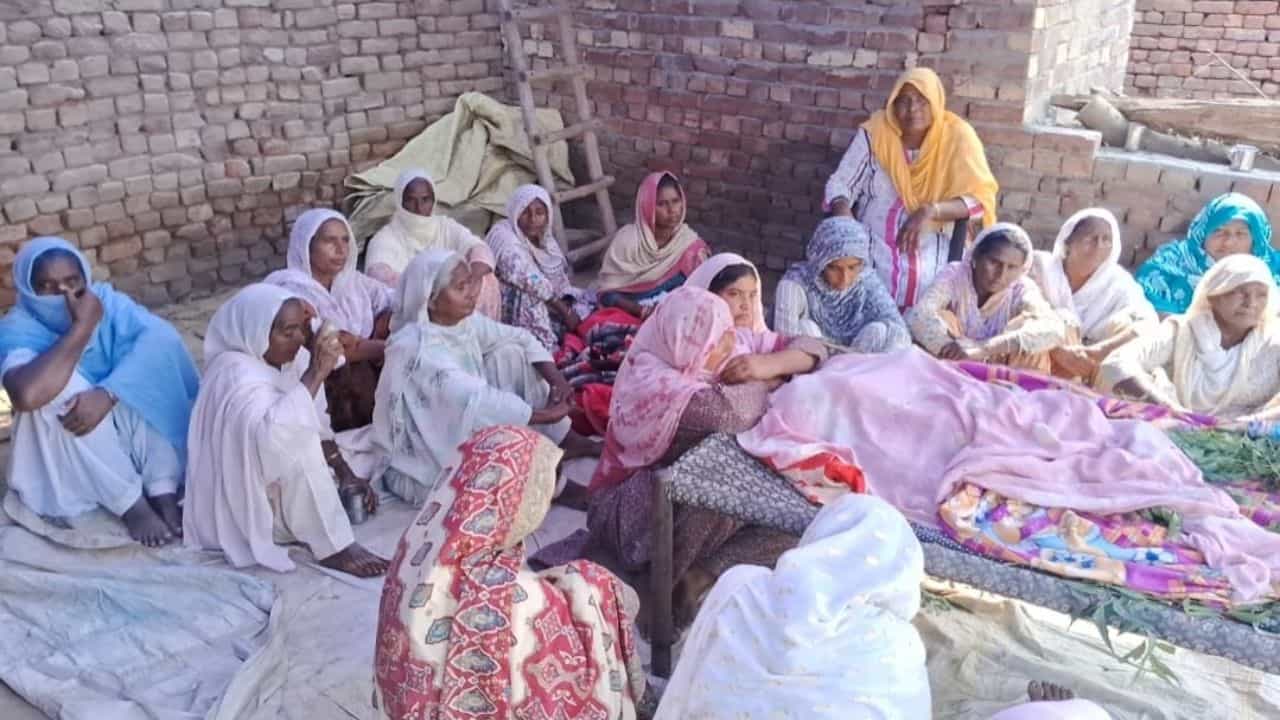 ਭੇਦਭਰੀ ਹਾਲਤ ਵਿੱਚ ਮਿਲੀ ਵਿਅਕਤੀ ਦੀ ਲਾਸ਼, 15 ਦਿਨ ਪਹਿਲਾ ਪਤਨੀ ਕੋਲ ਹੋਇਆ ਸੀ ਬੱਚਾ, ਪਰਿਵਾਰ ਬੋਲਾ-ਓਵਰਡੋਜ਼ ਕਾਰਨ ਹੋਈ ਮੌਤ ਭੇਦਭਰੀ ਹਾਲਤ ਵਿੱਚ ਮਿਲੀ ਵਿਅਕਤੀ ਦੀ ਲਾਸ਼, 15 ਦਿਨ ਪਹਿਲਾ ਪਤਨੀ ਕੋਲ ਹੋਇਆ ਸੀ ਬੱਚਾ, ਪਰਿਵਾਰ ਬੋਲਾ-ਓਵਰਡੋਜ਼ ਕਾਰਨ ਹੋਈ ਮੌਤ