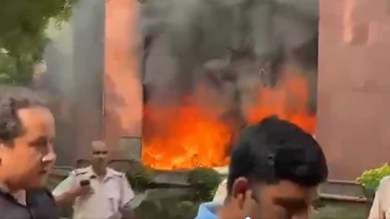 ਸੰਸਦ ਤੋਂ 200 ਮੀਟਰ ਤੇ ਲੱਗੀ ਅੱਗ, ਸੜ ਗਏ MP ਫਲੈਟ, ਬਝਾਉਣ ਲੱਗੀਆਂ 6 ਗੱਡੀਆਂ ਸੰਸਦ ਤੋਂ 200 ਮੀਟਰ ਤੇ ਲੱਗੀ ਅੱਗ, ਸੜ ਗਏ MP ਫਲੈਟ, ਬਝਾਉਣ ਲੱਗੀਆਂ 6 ਗੱਡੀਆਂ