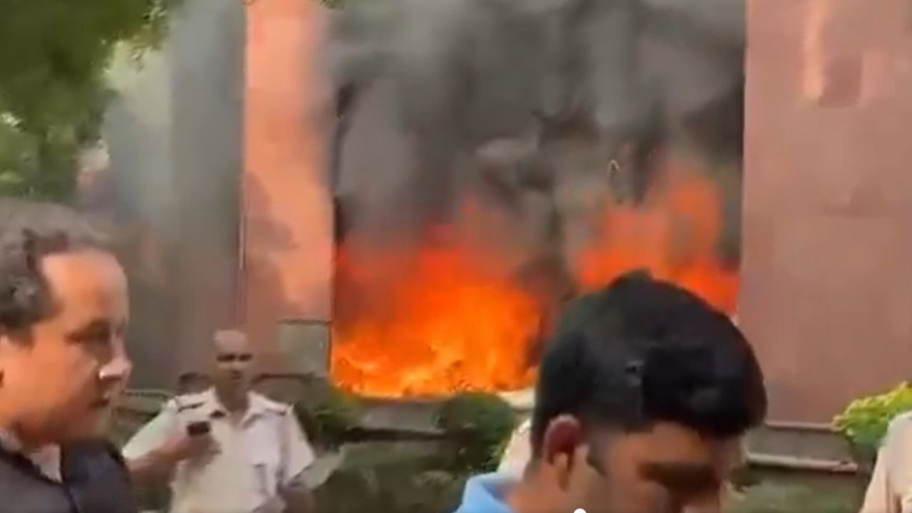 ਸੰਸਦ ਤੋਂ 200 ਮੀਟਰ ਤੇ ਲੱਗੀ ਅੱਗ, ਸੜ ਗਏ MP ਫਲੈਟ, ਬਝਾਉਣ ਲੱਗੀਆਂ 6 ਗੱਡੀਆਂ