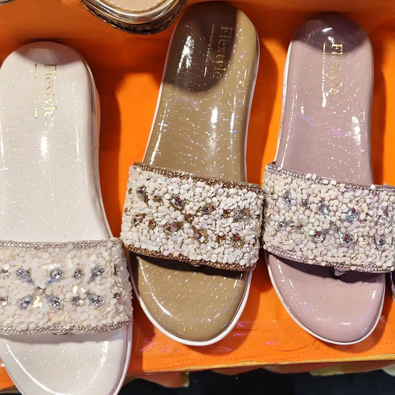 ਇਸ ਤਰ੍ਹਾਂ ਦੇ ਫਲੈਟ ਫੁੱਟਵੀਅਰ ਡਿਜ਼ਾਈਨ ਵੀ ਅੱਜਕੱਲ੍ਹ ਕਾਫ਼ੀ ਟ੍ਰੈਂਡੀ ਹਨ। ਇਹ ਸੂਟ ਅਤੇ ਸਾੜੀਆਂ ਦੋਵਾਂ ਦੇ ਨਾਲ ਸਭ ਤੋਂ ਵਧੀਆ ਦਿਖਾਈ ਦੇਣਗੇ। ਵਿਆਹ ਦੇ ਫੰਕਸ਼ਨ ਵਿੱਚ ਤੁਸੀਂ ਇਸ ਤਰ੍ਹਾਂ ਦੇ ਫੁੱਟਵੇਅਰ ਪਾ ਸਕਦੇ ਹੋ ਜੋ ਲਾਈਟ ਵੇਟ ਵਾਲੇ ਹੁੰਦੈ ਹਨ। ਤੁਸੀਂ ਇਸਨੂੰ ਦਫ਼ਤਰ ਜਾਂਦੇ ਸਮੇਂ ਵੀ ਪਾ ਸਕਦੇ ਹੋ, ਕਿਉਂਕਿ ਇਹ ਸੂਟ ,ਜੀਨਸ ਅਤੇ ਕੁਰਤੀ ਨਾਲ ਕੰਫਰਟੇਬਲ ਰਹਿਣਗੇ।