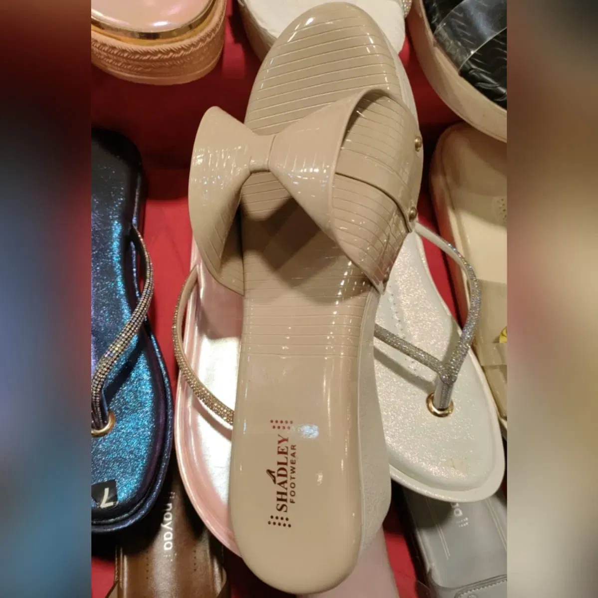 ਜੇਕਰ ਤੁਹਾਨੂੰ ਹੀਲਜ਼ ਕੈਰੀ ਕਰਨਾ ਪਸੰਦ ਹੈ ਅਤੇ ਆਰਾਮਦਾਇਕ ਲੁਕ ਚਾਹੀਦਾ ਹੈ ਤਾਂ ਤੁਸੀਂ ਵੇਜੇਸ-ਸਟਾਈਲ ਦੇ ਫੁੱਟਵੇਅਰ ਟ੍ਰਾਈ ਕਰ ਸਕਦੇ ਹੋ। ਇਸਦੇ ਵਿੱਚ ਸਿੰਪਲ,ਸਟੋਨ ਵਰਕ, ਅਤੇ ਕਈ ਤਰ੍ਹਾਂ ਦੇ ਡਿਜ਼ਾਈਨ ਮਿਲ ਜਾਣਗੇ ਜੋ ਤੁਸੀਂ ਆਪਣੀਆਂ ਜ਼ਰੂਰਤਾਂ ਦੇ ਮੁਤਾਬਕ ਸਲੈਕਟ ਕਰ ਸਕਦੇ ਹੋ। ਇਹ ਹਰ ਤਰ੍ਹਾਂ ਦੇ ਆਊਟਫਿਟ ਦੇ ਨਾਲ ਬੈਸਟ ਰਹਿਣਗੇ ।