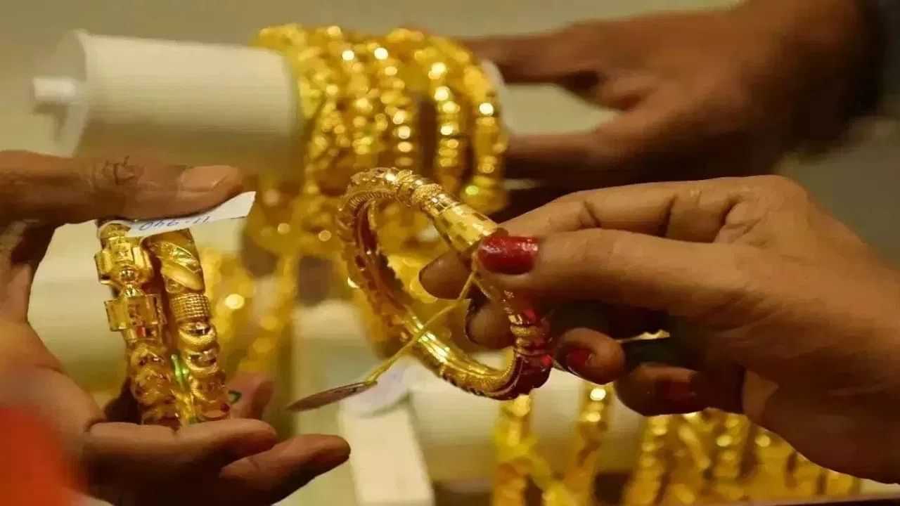 ਛੱਠ ਪੂਜਾ ਤੇ ਫਿੱਕੀ ਪਈ ਸੋਨੇ ਦੀ ਚਮਕ, ਚਾਂਦੀ ਵੀ ਹੋਈ ਸਸਤੀ, ਜਾਣੋ 10 ਵੱਡੇ ਸ਼ਹਿਰਾਂ ਦੀਆਂ ਕੀਮਤਾਂ ਛੱਠ ਪੂਜਾ ਤੇ ਫਿੱਕੀ ਪਈ ਸੋਨੇ ਦੀ ਚਮਕ, ਚਾਂਦੀ ਵੀ ਹੋਈ ਸਸਤੀ, ਜਾਣੋ 10 ਵੱਡੇ ਸ਼ਹਿਰਾਂ ਦੀਆਂ ਕੀਮਤਾਂ