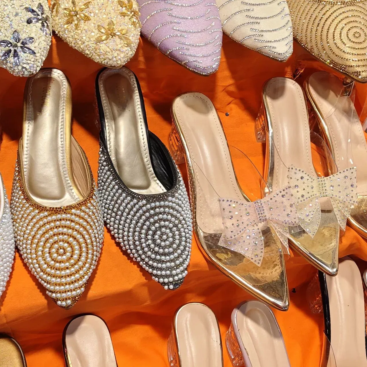 ਤੁਸੀਂ ਇਸ ਸਟਾਈਲ ਵਿੱਚ ਹੀਲਜ਼ ਜਾਂ ਫਲੈਟਸ ਫੁੱਟਵੇਅਰ ਕੈਰੀ ਕਰ ਸਕਦੇ ਹੋ, ਜੋ ਕਿ ਅੱਜਕੱਲ੍ਹ ਕਾਫ਼ੀ ਟ੍ਰੈਂਡੀ ਹਨ ਅਤੇ ਤੁਹਾਨੂੰ ਇਸ ਵਿੱਚ ਕਈ ਤਰ੍ਹਾਂ ਦੇ ਡਿਜ਼ਾਈਨ ਮਿਲ ਜਾਣਗੇ ਜੋ ਸਾੜੀ, ਸੂਟ ਅਤੇ ਲਹਿੰਗਾ ਦੇ ਲਈ ਬੈਸਟ ਰਹਿਣਗੇ । ਇਸ ਨਾਲ ਤੁਹਾਨੂੰ ਸਟਾਈਲਿਸ਼ ਲੁੱਕ ਮਿਲੇਗਾ। ਇਸ ਤਰ੍ਹਾਂ ਇਹ ਸਟਾਈਲਿਸ਼ ਫੁੱਟਵੇਅਰ ਵੈਸਟਰਨ ਆਊਟਫਿਟ ਨੂੰ ਬੈਸਟ ਅਤੇ ਕੰਪਲੀਟ ਲੁਕ ਦੇਵੇਗਾ ।