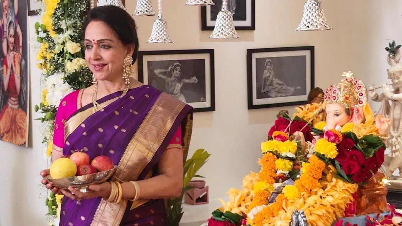 ਹੇਮਾ ਮਾਲਿਨੀ ਦਾ ਧਰਮਿੰਦਰ ਨਾਲ ਅਫੇਅਰ ਸ਼ੁਰੂ ਹੋਇਆ, ਪਰ ਉਨ੍ਹਾਂ ਦੀ ਮਾਂ ਉਨ੍ਹਾਂ ਨੂੰ ਇਹ ਰਿਸ਼ਤਾ ਮਨਜੂਰ ਨਹੀਂ ਸੀ। ਉਹ ਨਹੀਂ ਚਾਹੁੰਦੇ ਸਨ ਕਿ ਉਨ੍ਹਾਂ ਦੀ ਧੀ ਚਾਰ ਬੱਚਿਆਂ ਵਾਲੇ ਵਿਆਹੇ ਹੋਏ ਆਦਮੀ ਨਾਲ ਵਿਆਹ ਕਰੇ। ਉਨ੍ਹਾਂ ਨੇ ਹੇਮਾ ਨੂੰ ਧਰਮਿੰਦਰ ਤੋਂ ਦੂਰ ਰਹਿਣ ਦੀ ਹਦਾਇਤ ਕੀਤੀ। ਧਰਮਿੰਦਰ ਤੋਂ ਪਹਿਲਾਂ ਵੀ, ਹੇਮਾ ਮਾਲਿਨੀ ਦੇ ਕਈ ਹੋਰ ਸਿਤਾਰਿਆਂ ਨਾਲ ਅਫੇਅਰ ਹੋਣ ਦੀਆਂ ਅਫਵਾਹਾਂ ਸਨ।