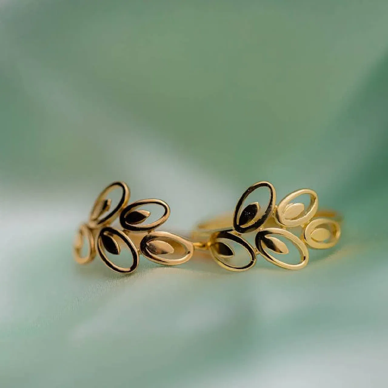 ਜੇਕਰ ਤੁਸੀਂ ਸਿੰਪਲ ਈਅਰਿੰਗਸ ਟ੍ਰਾਈ ਕਰਨਾ ਚਾਹ ਰਹੇ ਹੋ ਤਾਂ ਹੂਪ-ਸਟਾਈਲ ਈਅਰਿੰਗਸ ਬੈਸਟ ਆਪਸ਼ਨ ਰਹੇਗਾ। ਤੁਸੀਂ ਸਿੰਪਲ ਜਾਂ ਫਿਰ ਇਸ ਤਰ੍ਹਾਂ ਡਿਜ਼ਾਈਨ ਵਿੱਚ ਗੋਲਡ ਦੇ ਹੂਪ ਸਟਾਈਲ ਈਅਰਿੰਗਸ ਖਰੀਦ ਸਕਦੇ ਹੋ। ਤੁਸੀਂ ਚਾਂਦੀ ਵਿੱਚ ਵੀ ਇਸੇ ਤਰ੍ਹਾਂ ਦੇ ਈਅਰਿੰਗਸ ਖਰੀਦ ਸਕਦੇ ਹੋ।