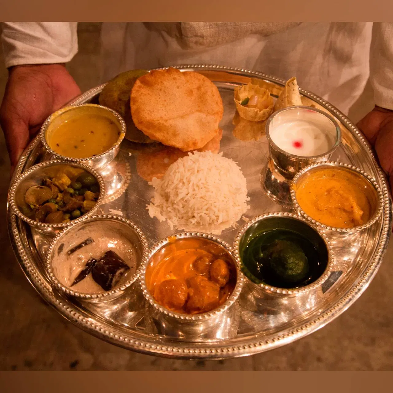 ਜਿਹੜੇ ਲੋਕ ਆਪਣੀ ਖੁਰਾਕ 'ਚ ਹਲਦੀ ਸ਼ਾਮਲ ਕਰਦੇ ਹਨ, ਜਿਵੇਂ ਕਿ ਸਬਜ਼ੀਆਂ, ਉਨ੍ਹਾਂ ਨੂੰ ਹਲਦੀ ਵਾਲਾ ਪਾਣੀ ਪੀਣ ਦੀ ਜ਼ਰੂਰਤ ਨਹੀਂ ਹੈ। ਹਾਲਾਂਕਿ, ਜੇਕਰ ਕੋਈ ਮਾਹਰ ਕਿਸੇ ਕਾਰਨ ਕਰਕੇ ਇਸ ਨੂੰ ਪੀਣ ਦੀ ਸਲਾਹ ਦਿੰਦਾ ਹੈ, ਤਾਂ ਉਨ੍ਹਾਂ ਨੂੰ ਮਸਾਲੇ ਤੇ ਤੇਲ ਵਾਲੇ ਭੋਜਨ ਖਾਣ ਤੋਂ ਪਰਹੇਜ਼ ਕਰਨਾ ਚਾਹੀਦਾ ਹੈ। ਜਿਨ੍ਹਾਂ ਦੀ ਖੁਰਾਕ, ਜਿਵੇਂ ਕਿ ਸਬਜ਼ੀਆਂ ਵਿੱਚ ਹਲਦੀ ਨਹੀਂ ਹੁੰਦੀ, ਉਹ ਇਸ ਨੂੰ ਪੀ ਸਕਦੇ ਹਨ।