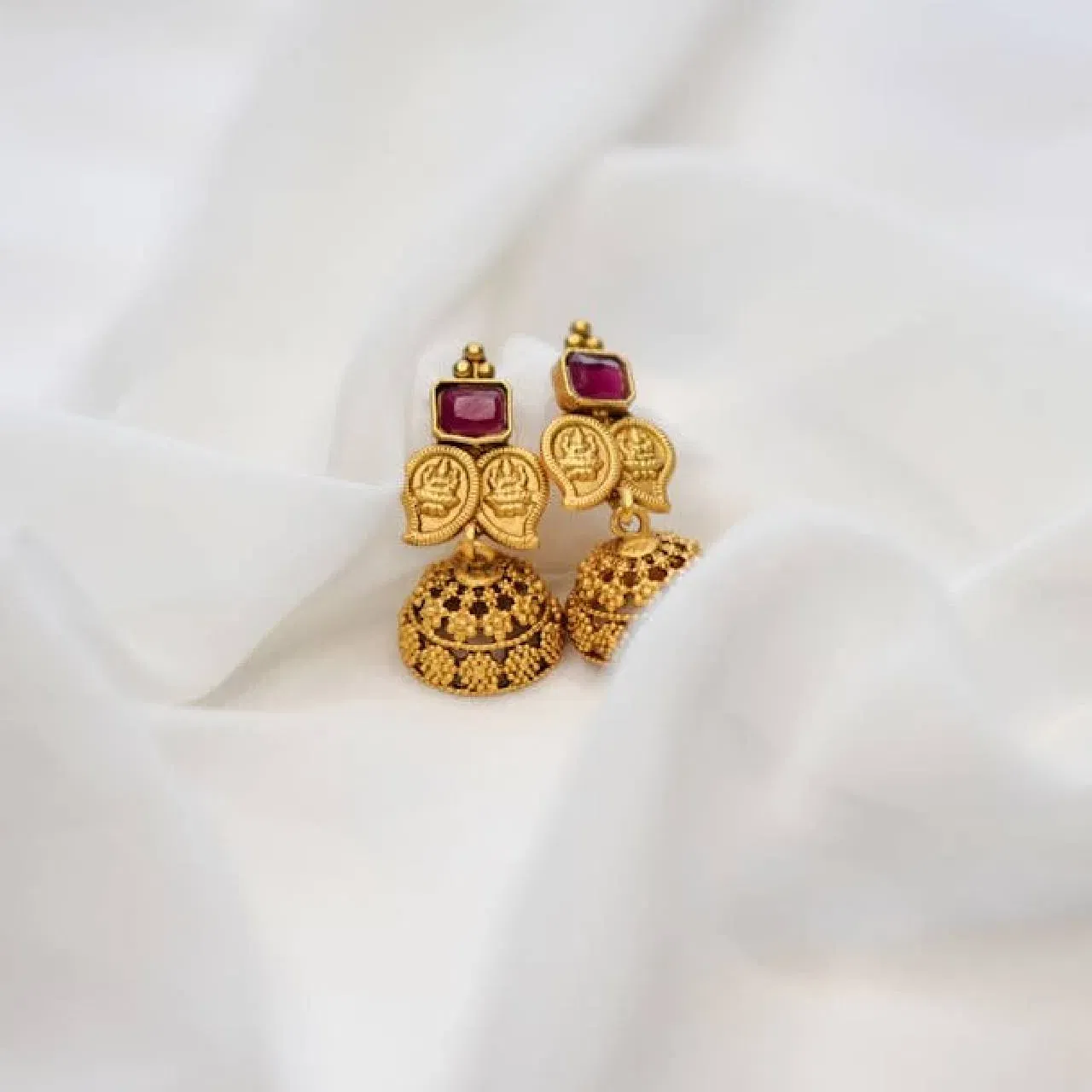 ਜੇਕਰ ਤੁਸੀਂ ਗੋਲਡ ਜੂਲਰੀ ਖਰੀਦਣਾ ਚਾਹੁੰਦੇ ਹੋ, ਤਾਂ ਇਸ ਤਰ੍ਹਾਂ ਦੀਆਂ ਝੁਮਕੀ-ਸਟਾਈਲ ਵਾਲੇ ਈਅਰਿੰਗਸ 'ਤੇ ਖਰੀਦ ਸਕਦੇ ਹੋ। ਮੰਦਰ-ਸਟਾਈਲ ਜੂਲਰੀ ਇਨ੍ਹਾਂ ਦਿਨੀ ਕਾਫੀ ਟ੍ਰੇਂਡ ਵਿੱਚ ਹੈ, ਜੋ ਸਾੜੀ ਅਤੇ ਲਹਿੰਗੇ ਨਾਲ ਇੱਕਦਮ ਪਰਫੈਕਟ ਰਹਿਣਗੇ। ਤੁਹਾਨੂੰ ਝੁਮਕੀ-ਸਟਾਈਲ ਵਿੱਚ ਬਹੁਤ ਸਾਰੇ ਡਿਜ਼ਾਈਨ ਮਿਲ ਜਾਣਗੇ।