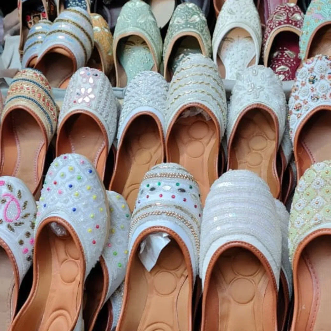 ਜੇਕਰ ਤੁਸੀਂ ਸੂਟ ਜਾਂ ਇੰਡੋ-ਵੈਸਟਰਨ ਆਊਟਫਿਟ ਕੈਰੀ ਕਰ ਰਹੋ ਹੋ ਤਾਂ ਪਰ ਹੀਲ ਨਹੀਂ ਪਾਊਣਾ ਚਾਹੁੰਦੇ, ਤਾਂ ਤੁਸੀਂ ਜੂਤੀ ਟ੍ਰਾਈ ਕਰ ਸਕਦੇ ਹੋ। ਬਾਜ਼ਾਰ ਵਿੱਚ ਹਲਕੇ ਤੋਂ ਲੈ ਕੇ ਹੈਵੀ ਵਰਕ ਵਾਲੀਆਂ ਸ਼ਾਨਦਾਰ ਜੂੱਤੀਆ ਦੇ ਡਿਜ਼ਾਈਨ ਮਿਲ ਜਾਣਗੇ,ਤੁਸੀ ਮੌਕੇ ਦੇ ਮੁਤਾਬਕ ਉਨ੍ਹਾਂ ਨੂੰ ਖਰੀਦ ਸਕਦੇ ਹੋ।