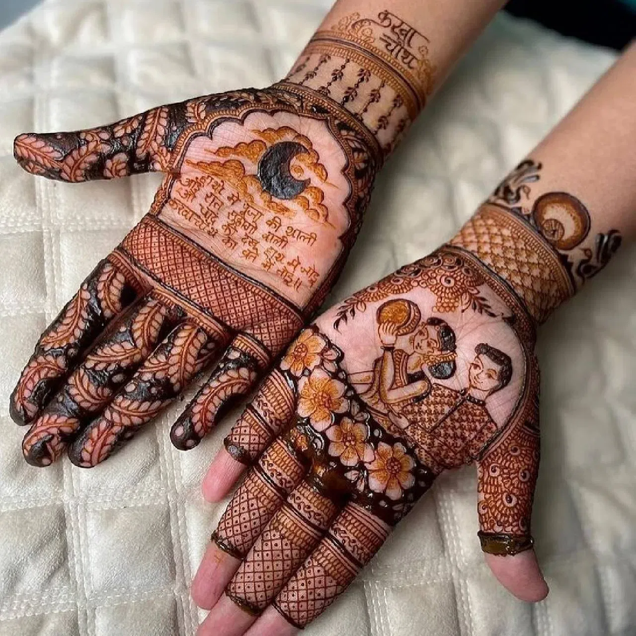 ਤੁਸੀਂ ਕਰਵਾ ਚੌਥ ਲਈ ਇਸ ਮਹਿੰਦੀ ਡਿਜ਼ਾਈਨ ਨੂੰ ਫੋਲੋ ਕਰ ਸਕਦੇ ਹੋ। ਇਸ ਵਿੱਚ ਔਰਤ ਨੂੰ ਚੰਦਰਮਾ ਵੱਲ ਵੇਖਦੇ ਹੋਏ ਦਿਖਾਇਆ ਗਿਆ ਹੈ। ਪਤੀ-ਪਤਨੀ ਦਾ ਚਿੱਤਰ ਬਹੁਤ ਸੋਹਣਾ ਲੱਗ ਰਿਹਾ ਹੈ। ਹੱਥ ਵਿੱਚ ਫੁੱਲਾਂ ਦਾ ਡਿਜ਼ਾਈਨ ਵੀ ਜੋੜਿਆ ਗਿਆ ਹੈ। ਗੁੱਟ 'ਤੇ ਜਾਲ ਅਤੇ ਛਾਨਣੀ ਦਾ ਡਿਜ਼ਾਈਨ ਬਣਾਇਆ ਗਿਆ ਹੈ। ਦੂਜੇ ਪਾਸੇ ਚੰਦਰਮਾ ਦਾ ਡਿਜ਼ਾਈਨ ਬਣਾ ਕੇ ਕੁਝ ਸ਼ਬਦਾਂ ਨਾਲ ਕਰਵਾ ਚੌਥ ਮੁਬਾਰਕ ਲਿਖਿਆ ਗਿਆ ਹੈ ।