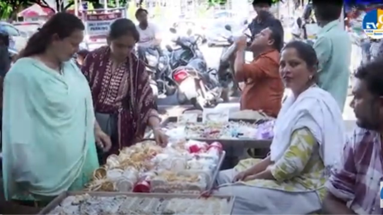 Karwa Chauth: ਚੰਡੀਗੜ੍ਹ ਵਿੱਚ ਕਰਵਾ ਚੌਥ ਦੀਆਂ ਰੌਣਕਾਂ, ਮਹਿੰਦੀ ਵਾਲਿਆਂ ਕੋਲ ਭਾਰੀ ਭੀੜ