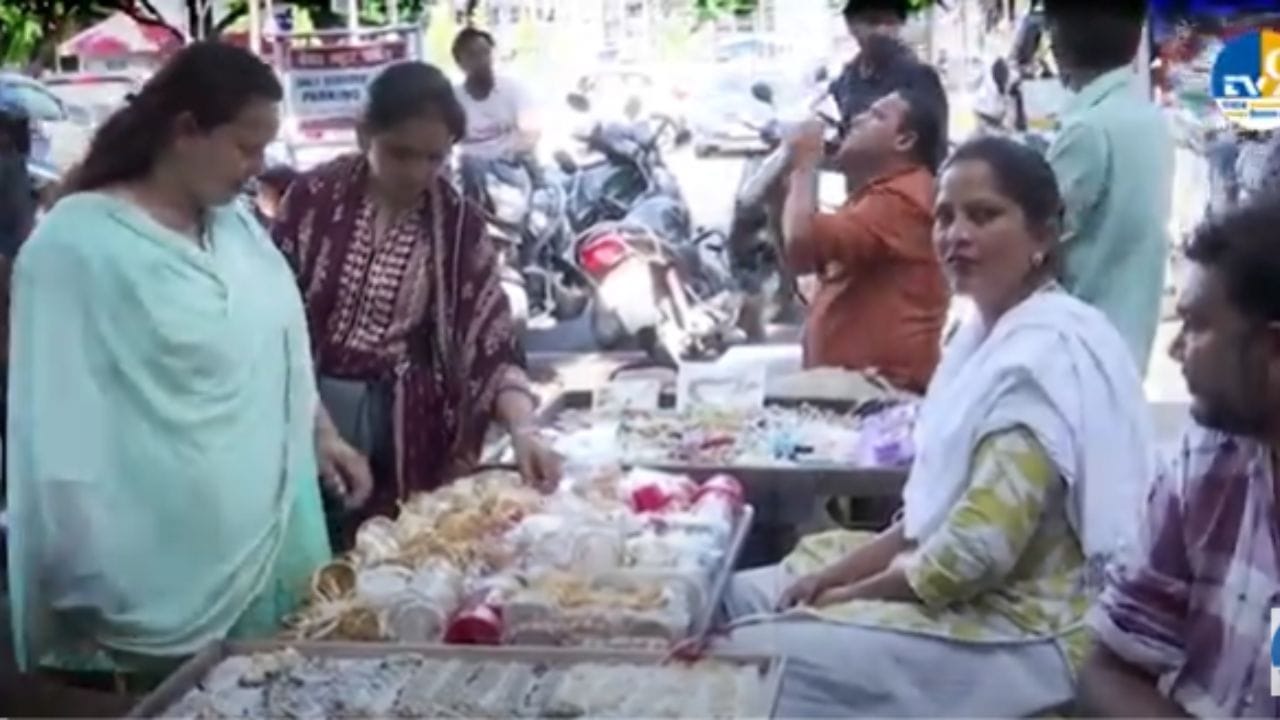 Karwa Chauth: ਚੰਡੀਗੜ੍ਹ ਵਿੱਚ ਕਰਵਾ ਚੌਥ ਦੀਆਂ ਰੌਣਕਾਂ, ਮਹਿੰਦੀ ਵਾਲਿਆਂ ਕੋਲ ਭਾਰੀ ਭੀੜ