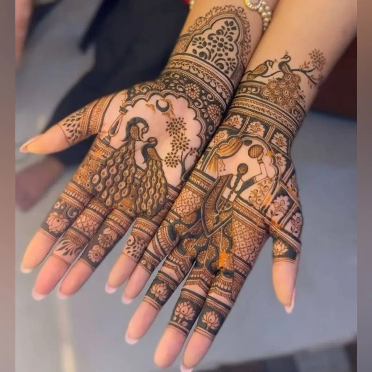 ਇਹ ਮਹਿੰਦੀ ਡਿਜ਼ਾਈਨ ਬਹੁਤ ਸੋਹਣਾ ਲੱਗਦਾ ਹੈ। ਇਲ ਵਿੱਚ ਇੱਕ ਹੱਥ ਤੇ ਦੋ ਮੋਰ, ਚੰਦਰਮਾ ਅਤੇ ਜਾਲੀ ਬਣਾ ਕੇ ਡਿਜ਼ਾਈਨ ਕੀਤਾ ਹੈ। ਦੂਜੇ ਪਾਸੇ, ਇੱਕ ਔਰਤ ਨੂੰ ਚੰਦਰਮਾ ਵੱਲ ਦੇਖਦਣ ਦਾ ਡਿਜ਼ਾਈਨ ਦਿੱਤਾ ਗਿਆ ਹੈ। ਲਹਿੰਗਾ ਅਤੇ ਦੁਪੱਟਾ ਬਹੁਤ ਬਾਰੀਕੀ ਨਾਲ ਡਿਜ਼ਾਈਨ ਕੀਤਾ ਹੈ। ਜਿਸ ਵਿੱਚ ਗਮਲੇ, ਫੁੱਲ ਅਤੇ ਆਲੇ-ਦੁਆਲੇ ਜਾਲੀ ਵਾਲਾ ਡਿਜ਼ਾਈਨ ਨਾਲ ਗੁੱਟ 'ਤੇ ਮੋਰ ਹੈ।