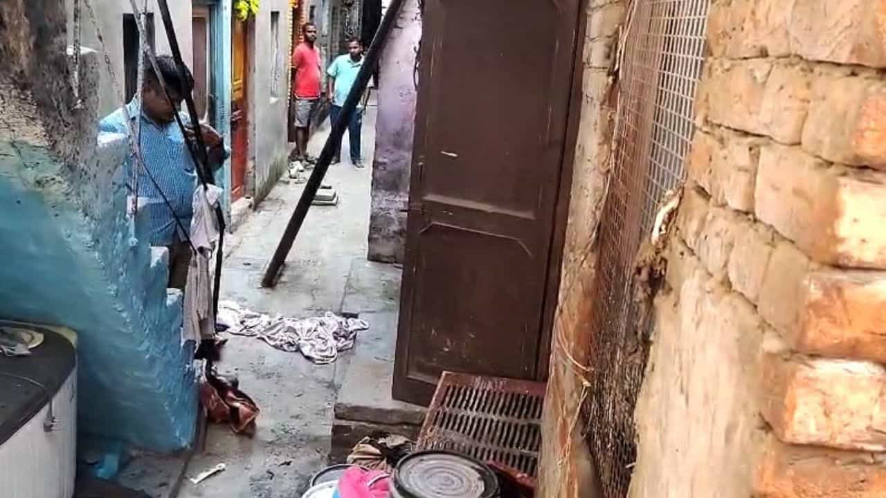 ਘਰ ਵਿੱਚ ਹੋਇਆ ਜ਼ੋਰਦਾਰ ਧਮਾਕਾ, ਕਰੀਬ 10 ਲੋਕ ਹੋਏ ਜਖ਼ਮੀ, ਪੋਟਾਸ਼ ਤੋਂ ਬਣਾਏ ਜਾਂਦੇ ਸਨ ਪਟਾਕੇ ਘਰ ਵਿੱਚ ਹੋਇਆ ਜ਼ੋਰਦਾਰ ਧਮਾਕਾ, ਕਰੀਬ 10 ਲੋਕ ਹੋਏ ਜਖ਼ਮੀ, ਪੋਟਾਸ਼ ਤੋਂ ਬਣਾਏ ਜਾਂਦੇ ਸਨ ਪਟਾਕੇ