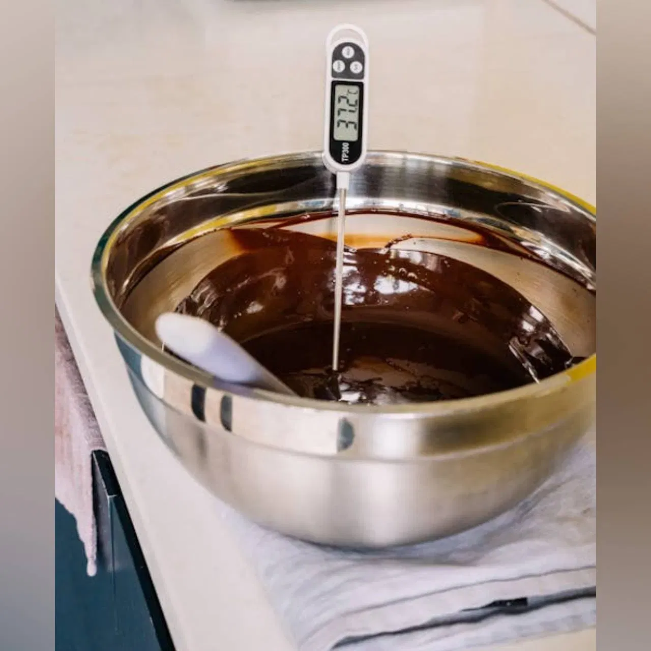 ਤੁਸੀਂ ਇਨ੍ਹਾਂ ਦੋ ਤਰੀਕਿਆਂ ਨਾਲ ਵੀ ਘਰ ਵਿੱਚ ਚਾਕਲੇਟ ਬਣਾ ਸਕਦੇ ਹੋ। ਇਸ ਵਿੱਚ ਤੁਸੀਂ ਆਪਣੇ ਹਿਸਾਬ ਨਾਲ ਮਿੱਠਾ, ਸੁੱਕੇ ਮੇਵੇ ਅਤੇ ਹੋਰ ਚੀਜ਼ਾਂ ਦਾ ਇਸਤੇਮਾਲ ਕਰ ਸਕਦੇ ਹੋ। ਜੇਕਰ ਤੁਹਾਨੂੰ ਜਿਆਦਾ ਮਿੱਠਾ ਨਹੀਂ ਚਾਹੀਦਾ ਤਾਂ ਤੁਸੀਂ ਘੱਟ ਗੁੜ ਦੀ ਵਰਤੋਂ ਕਰ ਸਕਦੇ ਹੋ। ਖਜੂਰ ਵਿੱਚ ਨੈਚੁਰਲ ਸ਼ੁਗਰ ਹੁੰਦੀ ਹੈ ਅਤੇ ਇਹ ਸਿਹਤ ਲਈ ਵੀ ਫਾਇਦੇਮੰਦ ਹੁੰਦੀ ਹੈ।