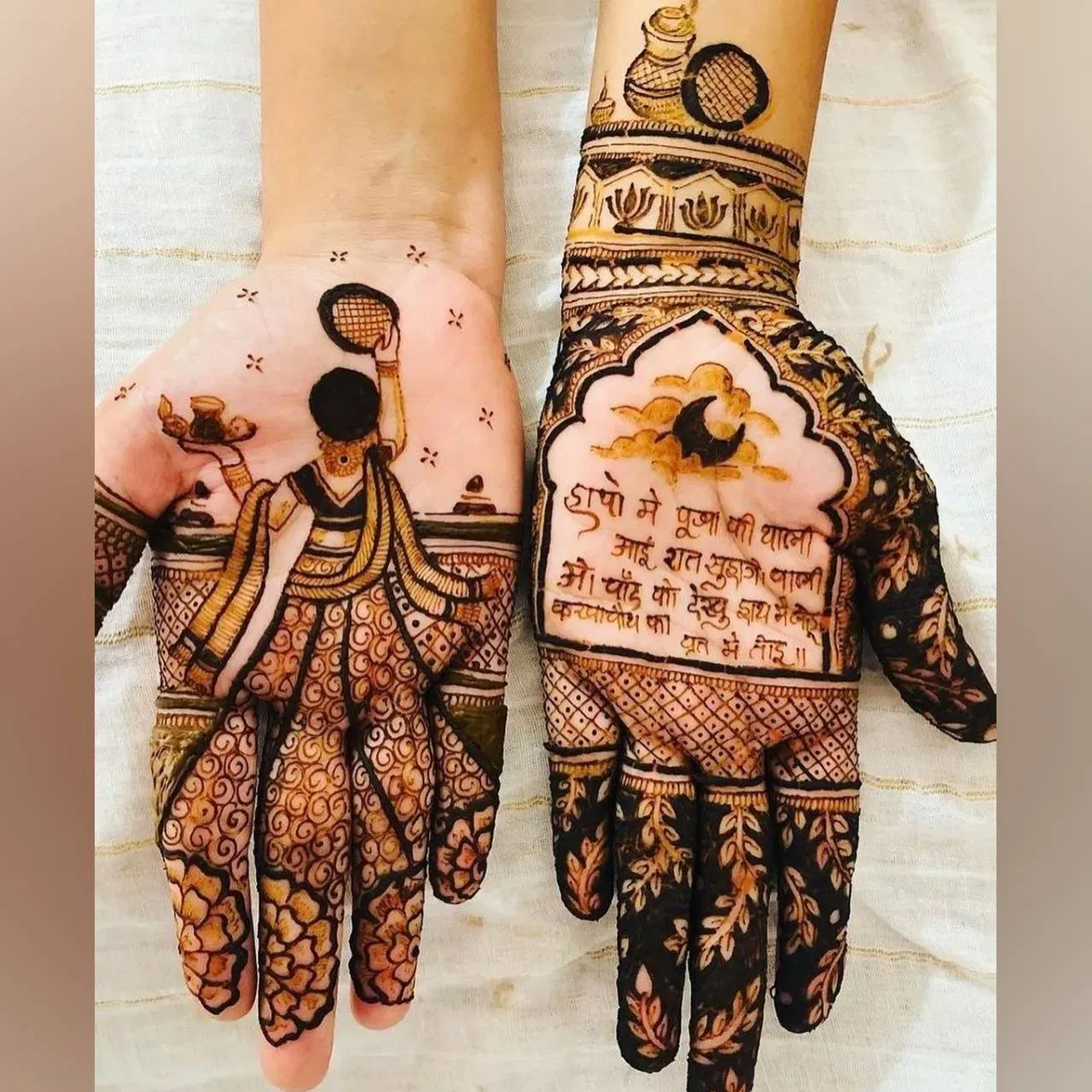 ਮਹਿੰਦੀ ਡਿਜ਼ਾਈਨ ਕਰਵਾ ਚੌਥ ਲਈ ਵੀ ਬੈਸਟ ਹੈ। ਇੱਕ ਪਾਸੇ ਹੱਥ ਤੇ ਗੀਤ "ਹੱਥੋ ਮੇ ਪੂਜਾ ਕੀ ਥਾਲੀ" ਦੀ ਲਾਈਨਾਂ ਲਿਖੀਆਂ ਗਈਆਂ ਹਨ। ਇਸਦੇ ਆਲੇ-ਦੁਆਲੇ ਜਾਲ ਅਤੇ ਪੱਤਿਆਂ ਦਾ 3D ਡਿਜ਼ਾਈਨ ਜੋੜਿਆ ਗਿਆ ਹੈ। ਗੁੱਟ 'ਤੇ ਛਾਨਣੀ ਅਤੇ ਕਾਲਕਸ਼ ਦਾ ਡਿਜ਼ਾਈਨ ਬਣਾਇਆ ਹੈ। ਦੂਜੇ ਪਾਸੇ, ਔਰਤ ਨੂੰ ਚੰਦਰਮਾ ਵੱਲ ਵੇਖਦੇ ਹੋਏ ਅਤੇ ਹੱਥ ਵਿੱਚ ਪੂਜਾ ਥਾਲੀ ਫੜੀ ਦਿਖਾਇਆ ਗਿਆ ਹੈ। ਪਹਿਰਾਵੇ ਦਾ ਵੀ ਡਿਜ਼ਾਈਨ ਬਣਾਇਆ ਗਿਆ ਹੈ ।