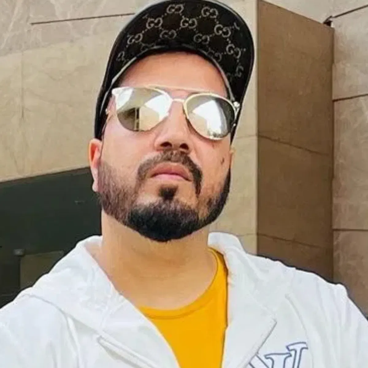 ਮੀਕਾ ਸਿੰਘ ਦਾ ਥੱਪੜ: ਇੱਕ ਮਿਊਜ਼ਿਕ ਕੰਸਰਟ ਦੌਰਾਨ, ਬਾਲੀਵੁੱਡ ਅਤੇ ਪੰਜਾਬੀ ਗਾਇਕ ਮੀਕਾ ਸਿੰਘ ਨੇ ਸਟੇਜ 'ਤੇ ਮੌਜੂਦ ਇੱਕ ਡਾਕਟਰ ਨੂੰ ਥੱਪੜ ਮਾਰ ਦਿੱਤਾ। ਉਨ੍ਹਾਂ ਨੇ ਬਾਅਦ ਵਿੱਚ ਸਪੱਸ਼ਟ ਕੀਤਾ ਕਿ ਉਹ ਆਦਮੀ ਔਰਤਾਂ ਨਾਲ ਬਦਤਮੀਜ਼ੀ ਕਰ ਰਿਹਾ ਸੀ। ਇਹ ਮਾਮਲਾ ਬਹੁਤ ਜਿਆਦਾ ਸੁਰਖੀਆਂ ਵਿੱਚ ਰਿਹਾ ਸੀ।