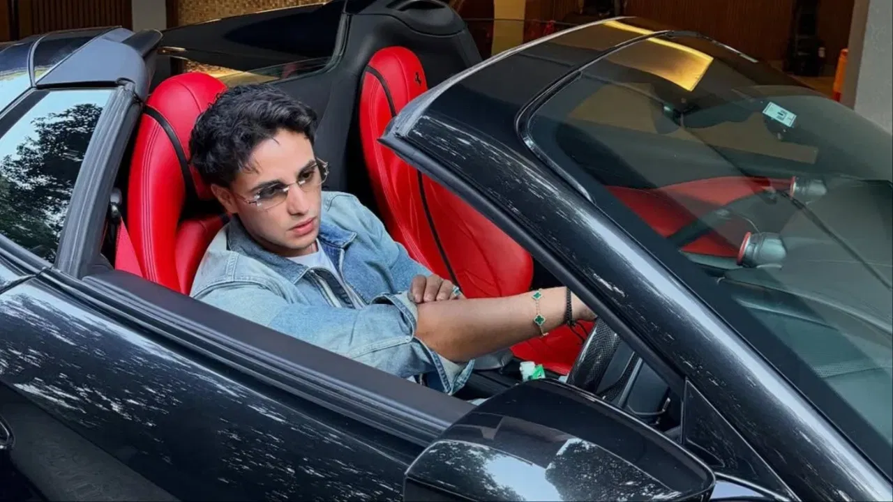 ਅਭਿਸ਼ੇਕ ਸ਼ਰਮਾ ਨੇ ਇੱਕ ਕਾਲੇ ਰੰਗ ਦੀ ਫੇਰਾਰੀ ਖਰੀਦੀ ਹੈ, ਰਿਪੋਰਟਾਂ ਦੇ ਅਨੁਸਾਰ, ਭਾਰਤ ਵਿੱਚ ਜਿਸਦੀ ਕੀਮਤ ₹3.5 ਕਰੋੜ ਤੋਂ ₹7.5 ਕਰੋੜ ਦੇ ਵਿਚਕਾਰ ਹੈ। (ਫੋਟੋ: ਇੰਸਟਾਗ੍ਰਾਮ)