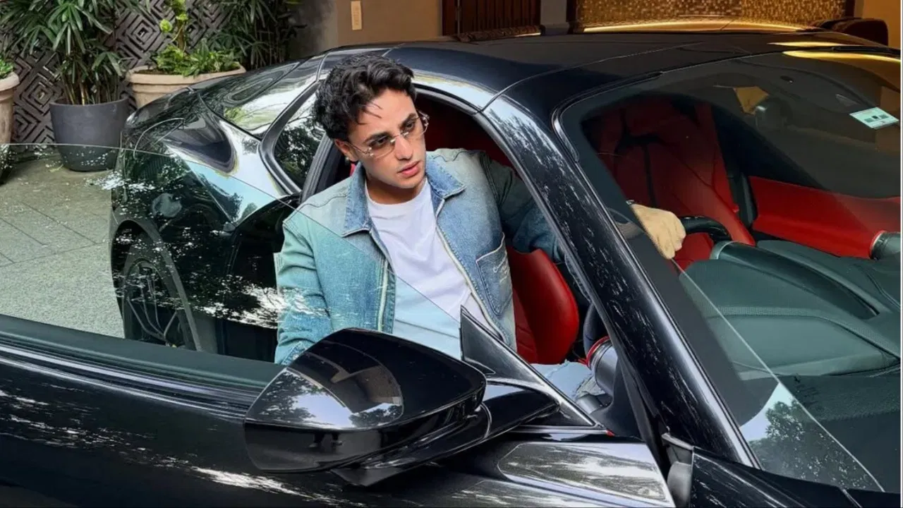 ਅਭਿਸ਼ੇਕ ਸ਼ਰਮਾ ਭਾਰਤੀ ਕ੍ਰਿਕਟ ਵਿੱਚ ਇੱਕ ਉੱਭਰਦੇ ਹੋਏ  ਸੁਪਰਸਟਾਰ ਹਨ। ਨਾ ਸਿਰਫ ਉਨ੍ਹਾਂ ਦੀ ਖੇਡ ਵਿੱਚ ਮੈਚ ਦਰ ਮੈਚ ਸੁਧਾਰ ਹੋ ਰਿਹਾ ਹੈ, ਬਲਕਿ ਇਸਦਾ ਅਸਰ ਉਨ੍ਹਾਂਦੇ ਬੈਂਕ ਬੈਲੇਂਸ 'ਤੇ ਵੀ ਦਿਖਾਈ ਦੇ ਰਿਹਾ ਹੈ। ਅਭਿਸ਼ੇਕ ਸ਼ਰਮਾ ਦੀ ਕੁੱਲ ਜਾਇਦਾਦ ਵਧ ਰਹੀ ਹੈ। ਅਤੇ ਹੁਣ, ਉਨ੍ਹਾਂ ਨੇ ਫੇਰਾਰੀ ਵੀ ਖਰੀਦ ਲਈ ਹੈ। (ਫੋਟੋ: ਇੰਸਟਾਗ੍ਰਾਮ)