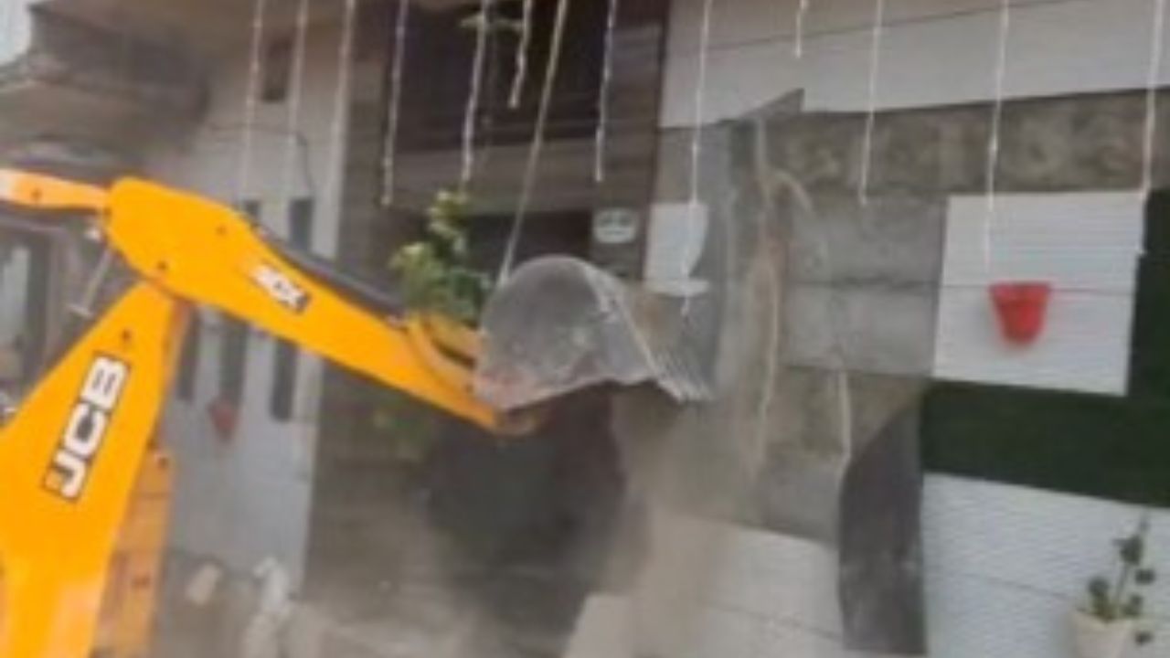 ਦੋ ਨਸ਼ਾ ਤਸਕਰਾਂ ਦੀਆਂ ਗੈਰ-ਕਾਨੂੰਨੀ ਜਾਇਦਾਦਾਂ ਤੇ ਚੱਲਿਆ ਬਲਡੋਜ਼ਰ, ਪੁਲਿਸ ਅਤੇ ਨਗਰ ਨਿਗਮ ਨੇ ਕੀਤੀ ਕਾਰਵਾਈ