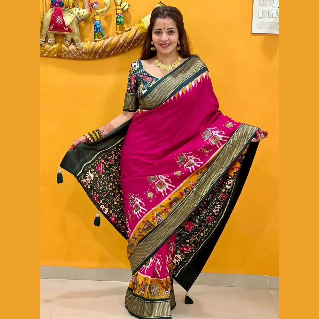 ਕਰਵਾ ਚੌਥ ਲਈ ਮੋਨਾਲੀਸਾ ਦੇ ਇਸ ਲੁੱਕ ਨੂੰ ਰਿਕ੍ਰਿਏਟ ਕੀਤਾ ਜਾ ਸਕਦਾ ਹੈ। ਉਨ੍ਹਾਂ ਨੇ ਟ੍ਰੈਡੀਸ਼ਨਾਲ ਪਟੋਲਾ ਸਾੜੀ ਨੂੰ ਫ੍ਰੀ ਪੱਲੂ ਵਿੱਚ ਡਰੈਪ ਕੀਤਾ ਹੈ। ਗੋਲਡਨ ਨੇਕਪੀਸ, ਪੋਲਕੀ ਝੂਮਕੇ ਅਤੇ ਚੂੜੀਆਂ ਉਨ੍ਹਾਂ ਦਾ ਇਹ ਲੁੱਕ ਇੰਡੀਅਨ ਫੈਸ਼ਨ ਨੂੰ ਪਰਫੈਕਟਲੀ ਰਿਪ੍ਰੇਸਜੈਂਟ ਕਰ ਰਿਹਾ ਹੈ ।