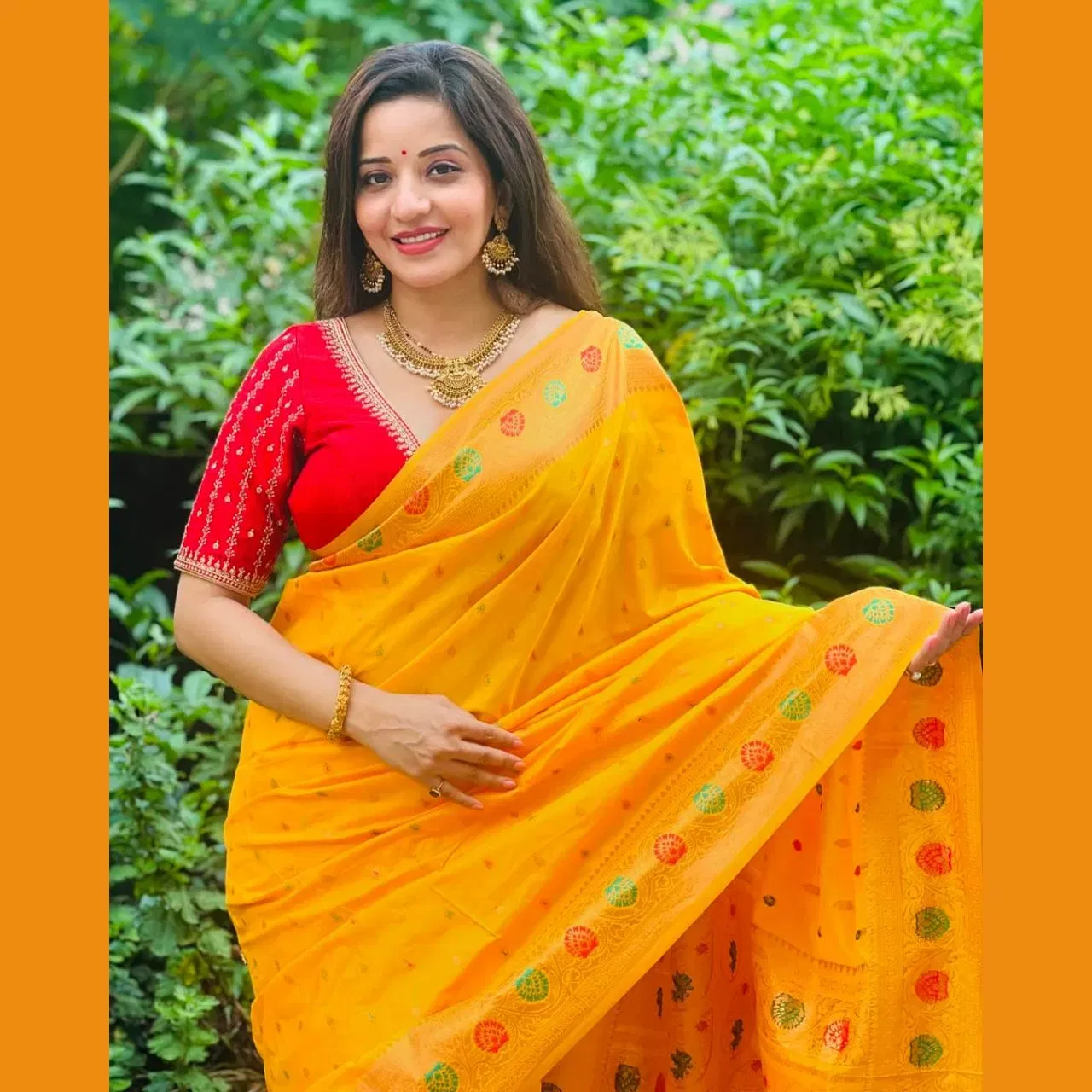 ਤੁਸੀਂ ਕਰਵਾ ਚੌਥ ਲਈ ਮੋਨਾਲੀਸਾ ਦੇ ਇਸ ਲੁੱਕ ਤੋਂ ਵੀ ਆਇਡਿਆ ਲੈ ਸਕਦੇ ਹੋ। ਉਨ੍ਹਾਂ ਨੇ ਬਨਾਰਸੀ ਜ਼ਰੀ ਦੇ ਕੰਮ ਦੇ ਨਾਲ ਯੈਲੋ ਐਂਬਰ ਕਲਰ ਦੀ ਸਾੜੀ ਪਾਈ ਹੋਈ ਹੈ। ਬਾਰਡਰ 'ਤੇ ਕਲਰਫੁੱਲ ਰੇਸ਼ਮ ਦੇ ਫਲੋਰਲ ਬੂਟੇ ਉਨ੍ਹਾਂ ਦੇ ਸਾੜੀ ਡਿਜਾਇਨ ਨੂੰ ਹਾਈਲਾਈਟ ਕਰ ਰਹੇ ਹਨ। ਅਦਾਕਾਰਾ ਨੇ ਰੈੱਡ ਕਲਰ ਦੇ ਬਲਾਊਜ਼ ਨਾਲ ਕੰਟਰਾਸਟ ਕ੍ਰਿਏਟ ਕੀਤਾ ਹੈ ।