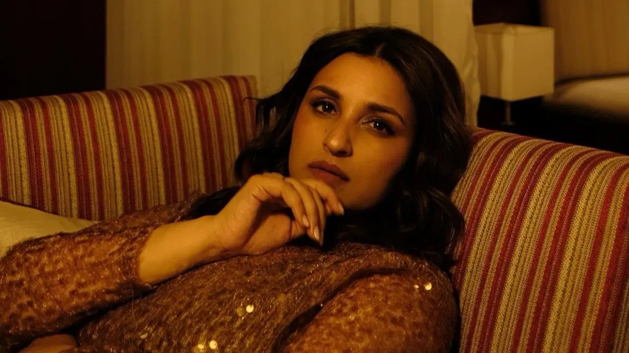 ਅੱਜ ਕਰੋੜਾਂ ਦੀ ਮਾਲਕਣ:ਮੀਡੀਆ ਰਿਪੋਰਟਾਂ ਅਨੁਸਾਰ, ਪਰਿਨੀਤੀ ਚੋਪੜਾ ਦੀ ਕੁੱਲ ਸੰਪਤੀ (ਨੈੱਟ ਵਰਥ) ਲਗਭਗ ₹74 ਕਰੋੜ ਹੈ। ਇਕ ਅਜਿਹਾ ਟਾਈਮ ਵੀ ਸੀ ਜਦੋਂ ਉਨ੍ਹਾਂ ਨੂੰ ਨੌਕਰੀ ਨਹੀਂ ਮਿਲੀ ਸੀ, ਅੱਜ ਉਹ ਬਾਲੀਵੁੱਡ ਦੀ ਸਭ ਤੋਂ ਸਫਲ ਅਦਾਕਾਰਾਂ ਵਿੱਚੋਂ ਇੱਕ ਹਨ।