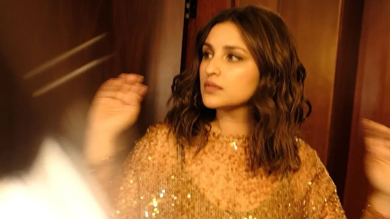 ਫ਼ਿਲਮੀ ਕਰੀਅਰ ਦੀ ਸ਼ੁਰੂਆਤ:ਉਨ੍ਹਾਂ ਨੇ 2012 ਵਿੱਚ ਅਦਾਕਾਰ ਅਰਜੁਨ ਕਪੂਰ ਨਾਲ ਫ਼ਿਲਮ ‘ਇਸ਼ਕਜ਼ਾਦੇ’ ਨਾਲ ਬਾਲੀਵੁੱਡ ਵਿੱਚ ਐਕਟਿੰਗ ਦੀ ਸ਼ੁਰੂਆਤ ਕੀਤੀ। ਇਸ ਤੋਂ ਪਹਿਲਾਂ ਉਹ ‘ਲੇਡਿਸ ਵਸ ਰਿੱਕੀ ਬਹਲ’ ਫ਼ਿਲਮ ‘ਚ ਵੀ ਦਿਖਾਈ ਦਿੱਤੀ, ਜਿਸ ‘ਚ ਉਨ੍ਹਾਂ ਨਾਲ ਰਨਵੀਰ ਸਿੰਘ ਅਤੇ ਅਨੁਸ਼ਕਾ ਸ਼ਰਮਾ ਸਨ। ਪਰਿਨੀਤੀ ਨੇ ਬਾਲੀਵੁੱਡ ਵਿੱਚ ‘ਸ਼ੁੱਧ ਦੇਸੀ ਰੋਮਾਂਸ’, ‘ਮੇਰੀ ਪਿਆਰੀ ਬਿੰਦੂ’, ‘ਹੰਸੀ ਤੋ ਫੰਸੀ’, ‘ਸੰਦੀਪ ਔਰ ਪਿੰਕੀ ਫ਼ਰਾਰ’ ਅਤੇ ‘ਅਮਰ ਸਿੰਘ ਚਮਕੀਲਾ’ ਵਰਗੀਆਂ ਫ਼ਿਲਮਾਂ ਵਿੱਚ ਕੰਮ ਕੀਤਾ ਹੈ।