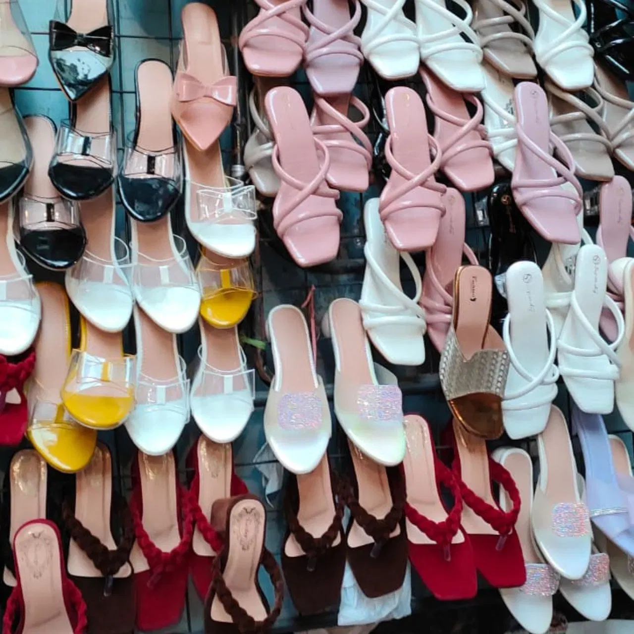 ਜੇਕਰ ਤੁਸੀਂ ਨੋਰਮਲ ਹੀਲ ਪਾਊਣਾ ਪਸੰਦ ਕਰਦੇ ਹੋ, ਤਾਂ ਤੁਸੀਂ ਇਹਨਾਂ ਫੁੱਟਵੇਅਰ ਡਿਜ਼ਾਈਨਸ ਤੋਂ ਆਇਡੀਆ ਲੈ ਸਕਦੇ ਹੋ। ਤੁਹਾਨੂੰ ਕਈ ਤਰ੍ਹਾਂ ਦੇ ਡਿਜ਼ਾਈਨ ਮਿਲ ਜਾਣਗੇ, ਜੋ ਵਿਆਹਾਂ ਤੋਂ ਲੈ ਕੇ ਦੋਸਤਾਂ ਨਾਲ ਘੁੰਮਣ ਜਾਂ ਦਫਤਰ ਜਾਣ ਤੱਕ ਹਰ ਚੀਜ਼ ਲਈ ਪਰਫੈਕਟ ਰਹਿਣਗੇ, ਇਸ ਨਾਲ ਤੁਹਾਨੂੰ ਸ਼ਾਨਦਾਰ ਅਤੇ ਕਸਾਲੀ ਲੁਕ ਵੀ ਮਿਲੇਗਾ ।