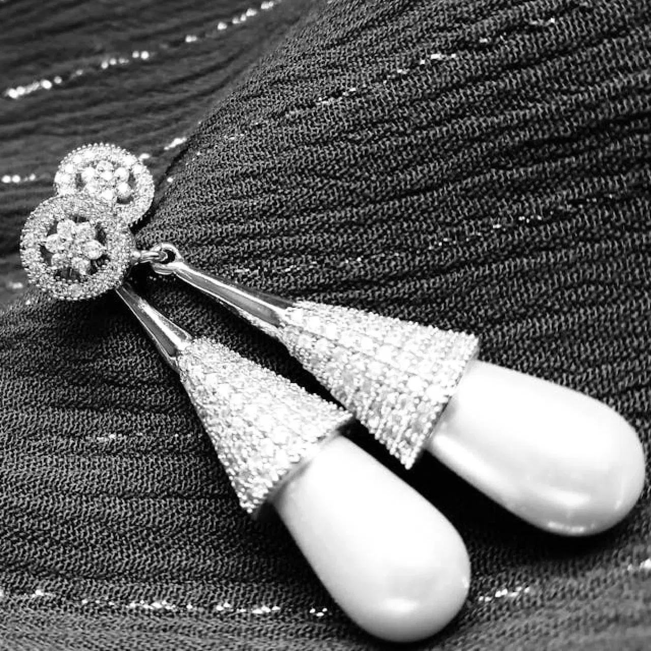 ਜੇਕਰ ਤੁਹਾਡੀ ਪਤਨੀ ਦੀ ਪਸੰਦ ਯੂਨੀਕ ਹੈ ਤਾਂ ਤੁਸੀਂ ਇਸ ਈਅਰਰਿੰਗ ਡਿਜ਼ਾਈਨ ਤੋਂ ਆਇਡਿਆ ਲੈ ਸਕਦੇ ਹੋ। ਆਰਟੀਫ਼ੀਸ਼ਲ ਡਾਇਮੈਂਡ ਅਤੇ ਪਰਲਜ਼ ਸਟਾਇਲ ਲੌਂਗ ਈਅਰਰਿੰਗ ਸੋਹਣੇ ਤੇ ਯੂਨੀਕ ਲੱਗਦੇ ਹਨ। ਤੁਹਾਨੂੰ ਇਸ ਤਰ੍ਹਾਂ ਦੇ ਛੋਟੇ ਈਅਰਰਿੰਗ ਵੀ ਮਿਲ ਜਾਂਣਗੇ । ਪਰਲਜ਼ ਤੇ ਡਾਇਮੈਂਡ ਦੇ ਸਟਾਈਲ ਵਿੱਚ ਟੌਪਸ ਵੀ ਲੱਭ ਸਕਦੇ ਹੋ। ਇਹ ਕਾਫ਼ੀ ਲਾਈਟ ਵੇਟ ਹਨ। ( Credit : Pexels)