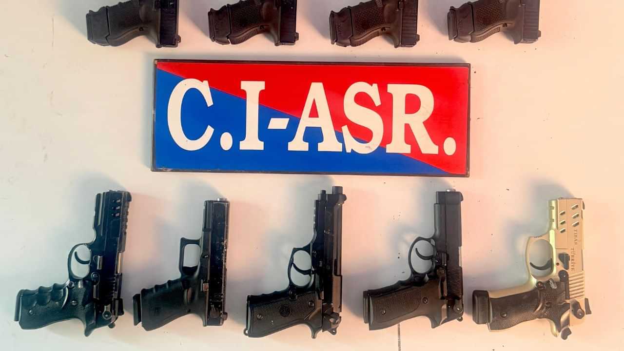 ਸਰਹੱਦ ਪਾਰੋਂ ਗੈਰ-ਕਾਨੂੰਨੀ ਹਥਿਆਰਾਂ ਦੀ ਤਸਕਰੀ ਦੇ ਨੈੱਟਵਰਕ ਦਾ ਪਰਦਾਫਾਸ਼, ਨੌਂ ਪਿਸਤੌਲਾਂ ਸਮੇਤ ਤਿੰਨ ਗ੍ਰਿਫ਼ਤਾਰ ਸਰਹੱਦ ਪਾਰੋਂ ਗੈਰ-ਕਾਨੂੰਨੀ ਹਥਿਆਰਾਂ ਦੀ ਤਸਕਰੀ ਦੇ ਨੈੱਟਵਰਕ ਦਾ ਪਰਦਾਫਾਸ਼, ਨੌਂ ਪਿਸਤੌਲਾਂ ਸਮੇਤ ਤਿੰਨ ਗ੍ਰਿਫ਼ਤਾਰ