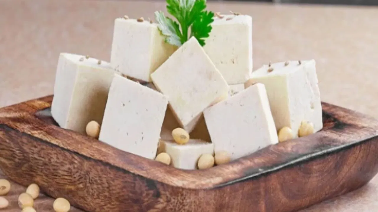 ਪਨੀਰ ਵਿੱਚ ਮਿਲਾਵਟ: ਤੁਸੀਂ ਆਇਓਡੀਨ ਟਿੰਚਰ ਦੀਆਂ ਕੁਝ ਬੂੰਦਾਂ ਲਗਾ ਕੇ ਮਿਲਾਵਟੀ ਪਨੀਰ ਦੀ ਜਾਂਚ ਵੀ ਕਰ ਸਕਦੇ ਹੋ। ਇਸ ਨਾਲ ਪਨੀਰ ਕਾਲਾ ਹੋ ਜਾਵੇਗਾ। ਜੇਕਰ ਪਨੀਰ ਸ਼ੁੱਧ ਹੈ, ਤਾਂ ਇਸਦਾ ਰੰਗ ਨਹੀਂ ਬਦਲੇਗਾ; ਇਸ 'ਤੇ ਸਿਰਫ਼ ਟਿੰਚਰ ਦਾ ਹੀ ਰੰਗ ਦਿਖਾਈ ਦੇਵੇਗਾ। ਲੋਕ ਪਨੀਰ ਵਿੱਚ ਯੂਰੀਆ, ਨਕਲੀ ਦੁੱਧ, ਸਟਾਰਚ, ਡਿਟਰਜੈਂਟ ਅਤੇ ਫਾਰਮਾਲਿਨ ਵਰਗੇ ਪਦਾਰਥ ਮਿਲਾਉਂਦੇ ਹਨ, ਜੋ ਸਿਹਤ ਲਈ ਬਹੁਤ ਨੁਕਸਾਨਦੇਹ ਹੁੰਦੇ ਹਨ। ਜੇਕਰ ਪਨੀਰ ਦਾ ਟੁਕੜਾ ਕੁਝ ਦੇਰ ਪਾਣੀ ਵਿੱਚ ਭਿਉਂਣ ਤੋਂ ਬਾਅਦ ਭੁਰਭੁਰਾ ਹੋ ਜਾਂਦਾ ਹੈ, ਤਾਂ ਇਹ ਮਿਲਾਵਟੀ ਹੋ ​​ਸਕਦਾ ਹੈ। ਵਿਕਲਪਕ ਤੌਰ 'ਤੇ, ਤੁਸੀਂ ਥੋੜ੍ਹੀ ਜਿਹੀ ਪਨੀਰ ਦੀ ਜਾਂਚ ਕਰ ਸਕਦੇ ਹੋ। ਜੇਕਰ ਸੁਆਦ ਖਰਾਬ ਹੈ, ਤਾਂ ਇਸਨੂੰ ਨਾ ਖਰੀਦੋ।