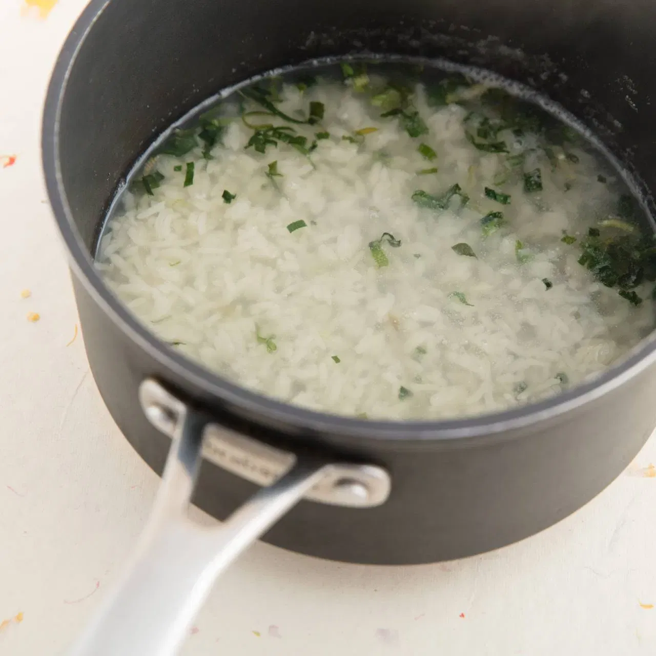 ਇਸਨੂੰ ਤਿਆਰ ਕਰਨ ਲਈ, ਚੌਲਾਂ ਨੂੰ ਧੋਵੋ। ਇਸਨੂੰ 15 ਤੋਂ 20 ਮਿੰਟ ਲਈ ਭਿੱਜਣ ਦਿਓ। ਗੰਨੇ ਦਾ ਰਸ ਕੱਢੋ। ਜੂਸ ਨੂੰ ਇੱਕ ਪੈਨ ਵਿੱਚ ਪਾਓ, ਇਸਨੂੰ ਚੁੱਲ੍ਹੇ 'ਤੇ ਰੱਖੋ, ਅਤੇ ਇਸ ਵਿੱਚ ਉਬਾਲਾ ਆਉਣ ਦਿਓ। ਇਸ ਵਿਚ ਮੌਜੂਦ ਮੈਲ ਸਤ੍ਹਾ 'ਤੇ ਆਉਣ ਲੱਗੇਗਾ, ਜਿਸ ਨੂੰ ਚਮਚੇ ਨਾਲ ਹਟਾ ਦਿਓ। (Credit : Getty Images)