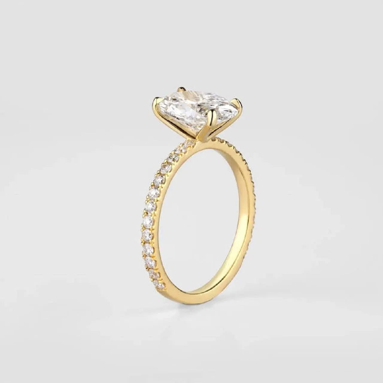 ਜੇਕਰ ਤੁਸੀਂ ਗੋਲਡ ਰਿੰਗ ਖਰੀਦਣਾ ਚਾਹ ਰਹੇ ਹੋ ਤਾਂ ਇਸ ਤਰ੍ਹਾਂ ਦੀ ਇੱਕ ਲਾਈਟ ਵੇਟ ਰਿੰਗ ਬੈਸਟ ਆਪਸ਼ਨ ਰਹੇਗੀ। ਤੁਹਾਨੂੰ ਇਸ 'ਤੇ ਆਰਟੀਫਿਸ਼ੀਅਲ ਡਾਇਮੈਂਡ ਵਰਕ ਵੀ ਮਿਲ ਜਾਵੇਗਾ। ਇਸ ਤਰ੍ਹਾਂ ਦੀ ਫਿੰਗਰ ਰਿੰਗ ਅੱਜਕੱਲ੍ਹ ਕਾਫ਼ੀ ਟ੍ਰੈਂਡ ਵਿੱਚ ਹਨ। ਗੋਲਡ ਦੀ ਫਿੰਗਰ ਰਿੰਗ ਵਿੱਚ ਤੁਹਾਨੂੰ ਕਈ ਲਾਈਟ ਵੇਟ ਰਿੰਗ ਮਿਲ ਜਾਣਗੀਆਂ। ਬ