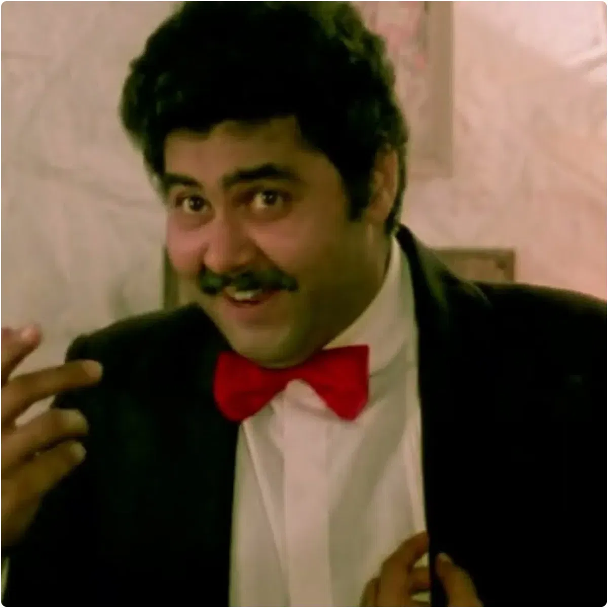 ਜਾਨੇ ਭੀ ਦੋ ਯਾਰੋਂ - ਸਤੀਸ਼ ਸ਼ਾਹ ਨੇ ਫਿਲਮ ਜਾਨੇ ਭੀ ਦੋ ਯਾਰੋਂ ਵਿੱਚ ਨਗਰ ਨਿਗਮ ਕਮਿਸ਼ਨਰ ਡੀਮੈਲੋ ਦੀ ਭੂਮਿਕਾ ਨਿਭਾਈ ਸੀ। ਇਸ ਭੂਮਿਕਾ ਵਿੱਚ ਉਨ੍ਹਾਂ ਨੂੰ ਬਹੁਤ ਪਸੰਦ ਕੀਤਾ ਗਿਆ ਸੀ। ਇਸ ਭੂਮਿਕਾ ਦੀ ਖਾਸ ਗੱਲ ਇਹ ਸੀ ਕਿ ਇਸਦੇ ਵਿਚਕਾਰ ਹੀ ਸਤੀਸ਼ ਸ਼ਾਹ ਮਰ ਜਾਂਦਾ ਹੈ। ਫਿਰ ਵੀ, ਉਨ੍ਹਾਂ ਦੇ ਕਿਰਦਾਰ ਜ਼ਿੰਦਾ ਰੱਖਿਆ ਜਾਂਦਾ ਹੈ ਅਤੇ ਲੋਕਾਂ ਨੂੰ ਹਸਾਉਂਦਾ ਰਹਿੰਦਾ ਹੈ।