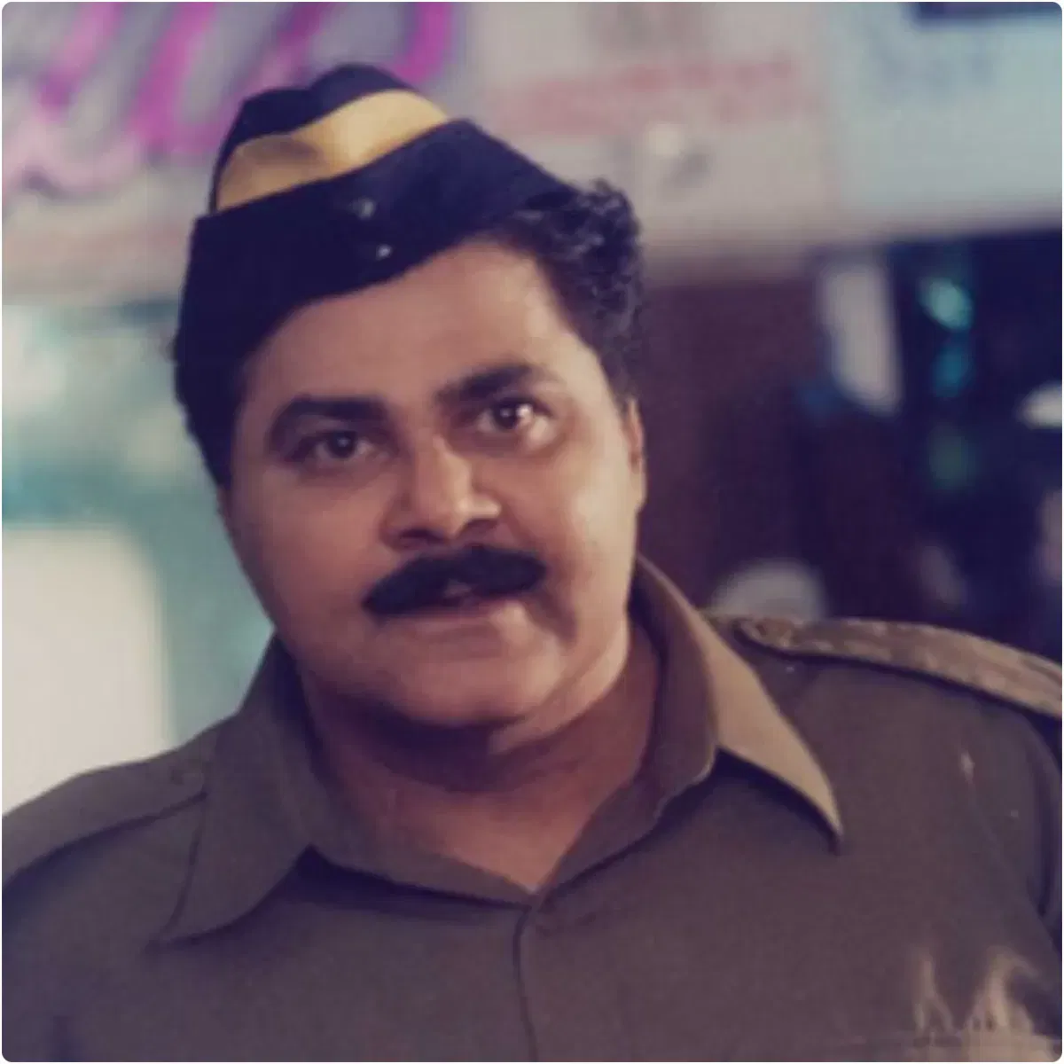 ਕਭੀ ਹਾਂ ਕਭੀ ਨਾ - ਸਤੀਸ਼ ਸ਼ਾਹ ਨੂੰ ਸ਼ਾਹਰੁਖ ਖਾਨ ਦੀਆਂ ਫਿਲਮਾਂ ਵਿੱਚ ਕਈ ਵਾਰ ਦੇਖਿਆ ਗਿਆ ਸੀ। ਉਹ  ਉਨ੍ਹਾਂ ਦੀਆਂ ਫਿਲਮਾਂ ਵਿੱਚ ਕਈ ਕਾਮਿਕ ਭੂਮਿਕਾਵਾਂ ਕਰਦੇ ਨਜਰ ਆਏ। ਇਸ ਫਿਲਮ ਵਿੱਚ, ਉਨ੍ਹਾਂਨੇ ਸਾਈਮਨ ਗੋਂਸਾਲਵੇਸ ਦਾ ਕਿਰਦਾਰ ਨਿਭਾਇਆ, ਐਕਟਰ ਸ਼ਾਹਰੁਖ ਖਾਨ ਦੇ ਕਿਰਦਾਰ ਸੁਨੀਲ ਦੀ ਹੈਲਪ ਕਰਦੇ ਦਿਖੇ ਸਨ।