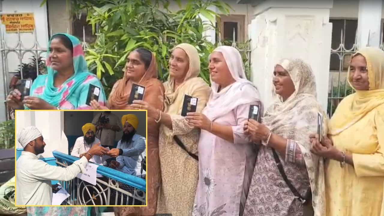 SGPC ਨੇ ਸ਼ਰਧਾਲੂਆਂ ਨੂੰ ਵੰਡੇ ਪਾਸਪੋਰਟ, 4 ਨਵੰਬਰ ਨੂੰ ਪਾਕਿਸਤਾਨ ਰਵਾਨਾ ਹੋਵੇਗਾ ਜੱਥਾ SGPC ਨੇ ਸ਼ਰਧਾਲੂਆਂ ਨੂੰ ਵੰਡੇ ਪਾਸਪੋਰਟ, 4 ਨਵੰਬਰ ਨੂੰ ਪਾਕਿਸਤਾਨ ਰਵਾਨਾ ਹੋਵੇਗਾ ਜੱਥਾ