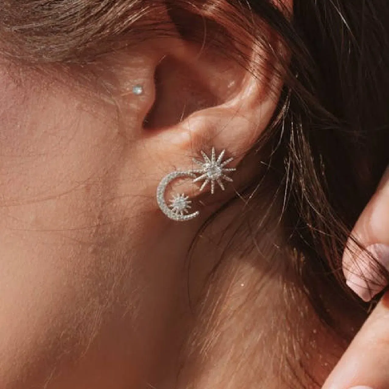 ਤੁਸੀਂ ਇਸ ਸਟਾਈਲ ਵਿੱਚ ਡਬਲ ਹੂਪ ਜਾਂ ਲੇਅਰ ਈਅਰਰਿੰਗਸ ਗਿਫਟ ਕਰ ਸਕਦੇ ਹੋ। ਜੋ ਯੂਨੀਕ ਦਿਖਾਈ ਦੇਣਗੇ। ਇਹ ਸੂਟ ਤੋਂ ਲੈ ਕੇ ਵੈਸਟਰਨ ਤੱਕ ਹਰ ਚੀਜ਼ ਦੇ ਨਾਲ ਮੈਚਿੰਗ ਕਰਦੇ ਹੈ। ਤੁਹਾਨੂੰ ਸਿਲਵਰ ਤੇ ਆਰਟੀਫ਼ੀਸ਼ਲ ਡਾਇਮੈਂਡ ਮਿਲ ਸਕਦੇ ਹੈ। ਇਸ ਤਰ੍ਹਾਂ ਦੀਆਂ ਈਅਰਰਿੰਗਸ ਅੱਜਕੱਲ੍ਹ ਕਾਫ਼ੀ ਟ੍ਰੈਂਡੀ ਹੈ।