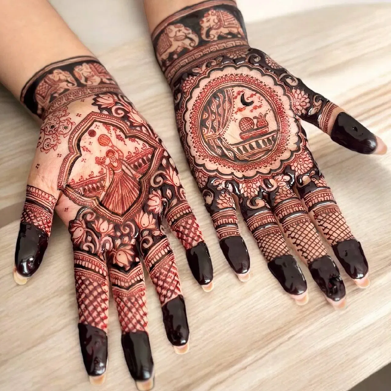 ਮਹਿੰਦੀ ਦੇ ਇਸ ਡਿਜ਼ਾਈਨ ਨੂੰ ਬਹੁਤ ਸੁੰਦਰ ਤਰੀਕੇ ਨਾਲ ਲੱਗਾਇਆ ਗਿਆ ਹੈ। ਇਹ ਵਿੱਚ ਔਰਤ ਚੰਦਰਮਾ ਵੱਲ ਦੇਖਦੀ ਹੋਈ ਦਿਖਾਈ ਗਈ ਹੈ। ਇਸਦੇ ਨਾਲ ਹੀ 3D ਫੁੱਲਾਂ ਦਾ ਡਿਜ਼ਾਈਨ ਦਿੱਤਾ ਹੋਇਆ ਹੈ। ਦੂਜੇ ਹੱਥ ਤੇ ਇੱਕ ਚੱਕਰ ਬਣਾਇਆ ਗਿਆ ਹੈ, ਜਿਸ ਵਿੱਚ ਬਾਲਕੋਨੀ ਗਰਿੱਲ 'ਤੇ ਪੂਜਾ ਥਾਲੀ, ਪਰਦੇ ਅਤੇ ਚੰਦਰਮਾ ਦਿਖਾਇਆ ਗਿਆ ਹੈ। ਆਲੇ ਦੁਆਲੇ 3D ਫੁੱਲ ਅਤੇ ਪੱਤਿਆਂ ਦਾ ਡਿਜ਼ਾਈਨ ਸ਼ਾਨਦਾਰ ਦਿਖਾਈ ਦਿੰਦਾ ਹੈ।