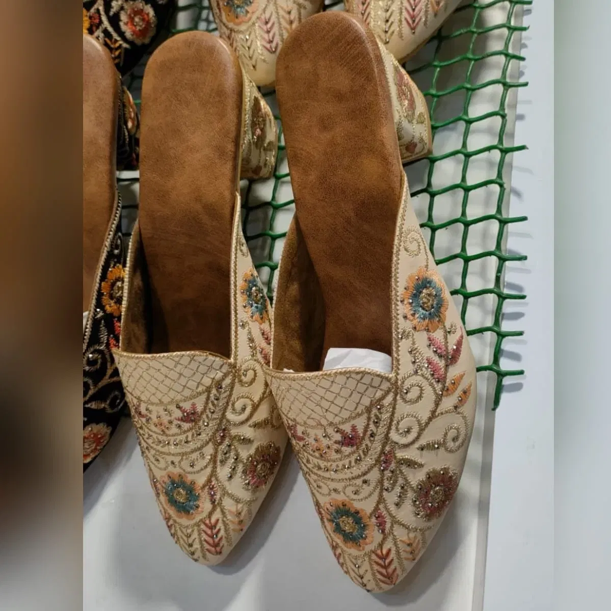 ਤੁਸੀਂ ਜੁੱਤੀ ਸਟਾਇਲ ਹੀਲਸ ਵੀ ਲੈ ਸਕਦੇ ਹੋ । ਇਸਨੂੰ  ਕਿਸੇ ਵੀ ਕਿਸਮ ਦੇ ਪਲਾਜ਼ੋ, ਸਲਵਾਰ ਸੂਟ, ਜਾਂ ਸਾੜੀ ਨਾਲ ਇਸ ਤਰ੍ਹਾਂ ਦੇ ਫੁੱਟਵੀਅਰ ਕੈਰੀ ਕਰ ਸਕਦੇ ਹੋ। ਇਸ ਵਿੱਚ ਤੁਹਾਨੂੰ ਥਰੈਡ, ਸਟੋਨ ਜਾਂ ਪਰਲ ਵਰਕ ਵਾਲੇ ਬਹੁਤ ਸਾਰੇ ਡਿਜ਼ਾਈਨ ਮਿਲਣਗੇ। ਇਸਨੂੰ ਤੁਸੀ ਦਫਤਰ ਵਿੱਚ ਕੁਰਤੀ ਅਤੇ ਜੀਨਸ ਨਾਲ ਵੀ ਪਹਿਨ ਸਕਦੇ ਹੋ। ਇਸ ਨਾਲ ਤੁਹਾਨੂੰ ਕਲਾਸੀ ਲੁੱਕ ਮਿਲੇਗਾ।