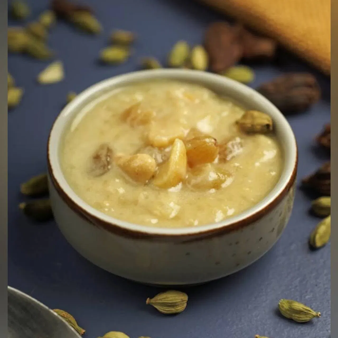 ਜਦੋਂ ਜੂਸ ਸਾਫ਼ ਹੋ ਜਾਵੇ, ਭਿੱਜੇ ਹੋਏ ਚੌਲ ਪਾਓ ਅਤੇ ਹਲਕੀ ਅੱਗ 'ਤੇ ਪਕਾਓ। ਇੱਕ ਵਾਰ ਚੌਲ ਪੱਕ ਜਾਣ 'ਤੇ, ਇੱਕ ਪੈਨ ਵਿੱਚ ਘਿਓ ਗਰਮ ਕਰੋ। ਸੁੱਕੇ ਮੇਵੇ ਪਾਓ, ਸੁਨਹਿਰੀ ਭੂਰੇ ਹੋਣ ਤੱਕ ਭੁੰਨੋ, ਅਤੇ ਫਿਰ ਉਨ੍ਹਾਂ ਨੂੰ ਚੌਲਾਂ ਵਿੱਚ ਮਿਲਾਓ। ਗੰਨੇ ਦੇ ਜੂਸ ਦੇ ਚੌਲ ਬਣ ਕੇ ਤਿਆਰ ਹਨ। (Credit : Pexels)