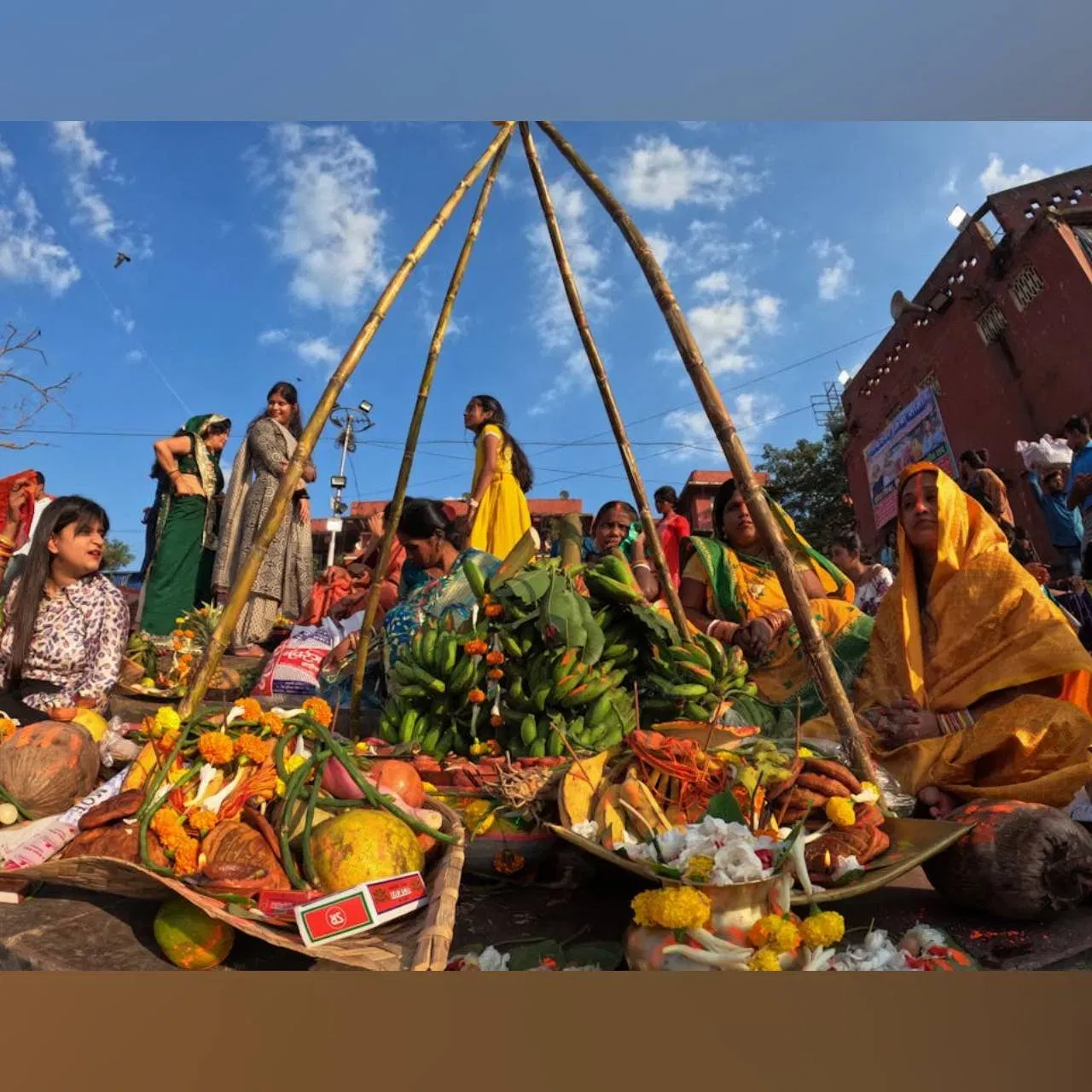 ਆਸਥਾ ਦੇ ਤਿਉਹਾਰ, ਛੱਠ ਵਿੱਚ ਵਰਤਿਆ ਜਾਣ ਵਾਲਾ ਗੰਨਾ, ਸਿਹਤ ਲਈ ਕਈ ਤਰੀਕਿਆਂ ਨਾਲ ਫਾਇਦੇਮੰਦ ਹੋ ਸਕਦਾ ਹੈ। ਤੁਸੀਂ ਇਸਨੂੰ ਇਸੇ ਤਰ੍ਹਾਂ ਖਾ ਸਕਦੇ ਹੋ, ਇਸਦਾ ਰਸ ਪੀ ਸਕਦੇ ਹੋ, ਅਤੇ ਇਸਨੂੰ ਆਪਣੀ ਖੁਰਾਕ ਵਿੱਚ ਕਈ ਹੋਰ ਤਰੀਕਿਆਂ ਨਾਲ ਸ਼ਾਮਲ ਕਰ ਸਕਦੇ ਹੋ। ਆਓ ਇਸ ਬਾਰੇ ਹੋਰ ਜਾਣੀਏ। ( Credit : Pexels )