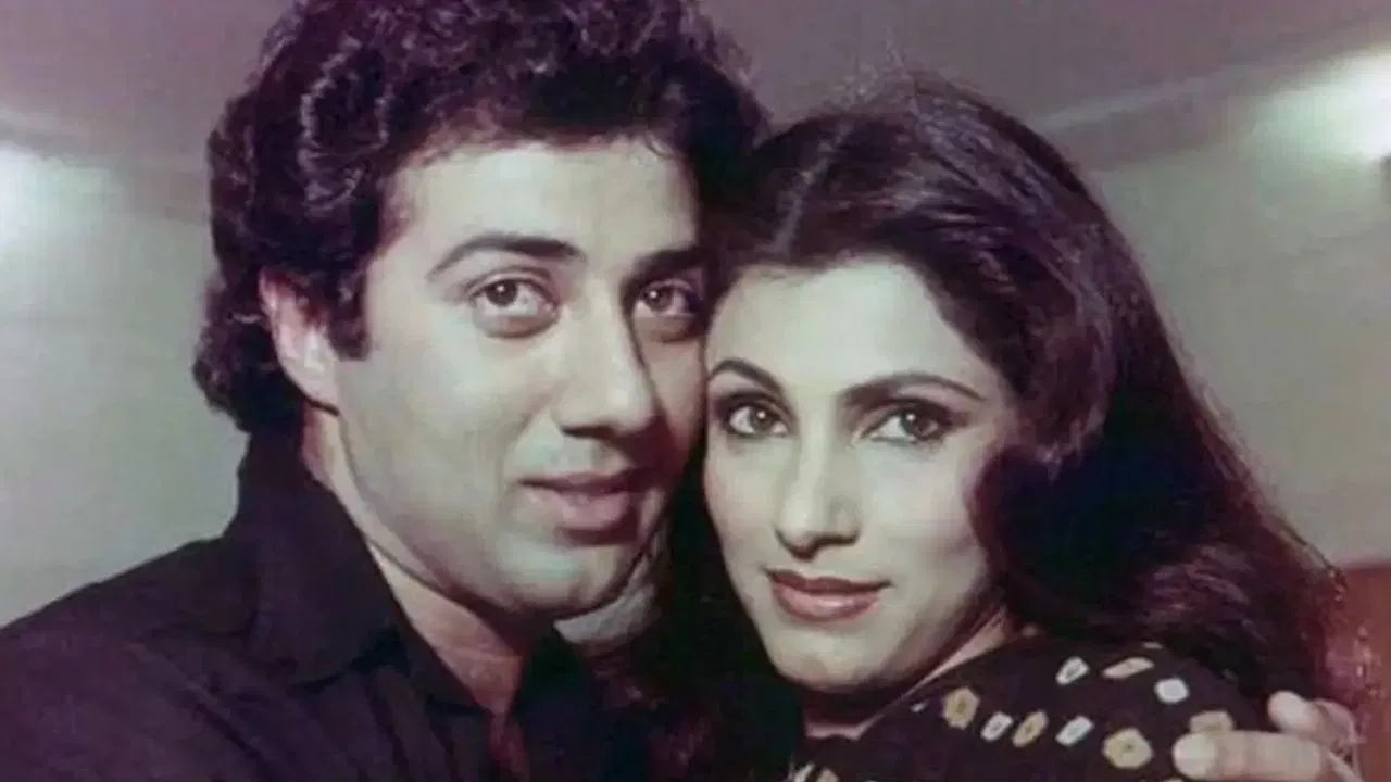 ਡਿੰਪਲ ਕਪਾੜੀਆ ਅਤੇ ਸੰਨੀ ਦਿਓਲ ਵੀ ਇਕੱਠੇ ਕੰਮ ਕਰ ਚੁੱਕੇ ਹਨ। ਉਨ੍ਹਾਂ ਨੇ ਨਰਸਿਮ੍ਹਾ, ਗੋਲਾ ਅਤੇ ਅਰਜੁਨ ਵਰਗੀਆਂ ਫਿਲਮਾਂ ਵਿੱਚ ਐਕਟਿੰਗ ਕੀਤੀ ਹੈ। ਫਿਲਮਾਂ ਦੌਰਾਨ ਉਹ ਇੱਕ-ਦੂਜੇ ਦੇ ਨੇੜੇ ਵੀ ਆ ਗਏ। ਕਿਹਾ ਜਾਂਦਾ ਹੈ ਕਿ ਉਨ੍ਹਾਂ ਨੇ ਇੱਕ ਦੂਜੇ ਨੂੰ ਡੇਟ ਵੀ ਕੀਤਾ ਹੈ।