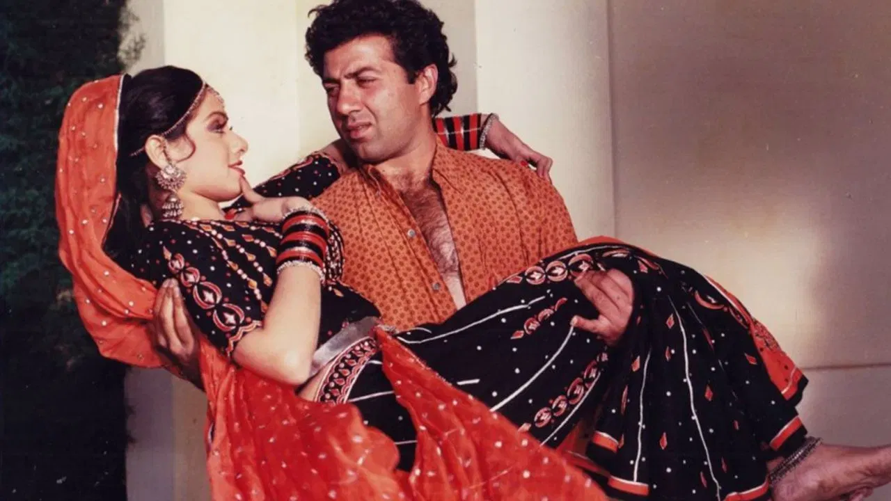 ਤੀਜੀ ਅਦਾਕਾਰਾ ਹੋਰ ਕੋਈ ਨਹੀਂ ਸਗੋਂ ਸ਼੍ਰੀਦੇਵੀ ਹੈ। ਸੰਨੀ ਦਿਓਲ ਅਤੇ ਸ਼੍ਰੀਦੇਵੀ ਨੇ ਚਾਲਬਾਜ਼ ਅਤੇ ਜੋਸ਼ੀਲੇ ਵਰਗੀਆਂ ਫਿਲਮਾਂ ਵਿੱਚ ਇਕੱਠੇ ਕੰਮ ਕੀਤਾ ਹੈ। ਇਸ ਜੋੜੀ ਨੂੰ ਲੋਕਾਂ ਦੁਆਰਾ ਖੂਬ ਪਸੰਦ ਕੀਤਾ ਗਿਆ ਸੀ, ਅਤੇ ਉਨ੍ਹਾਂ ਦੀ ਕੈਮਿਸਟਰੀ ਦੀ ਵੀ ਪ੍ਰਸ਼ੰਸਾ ਕੀਤੀ ਗਈ ਸੀ।