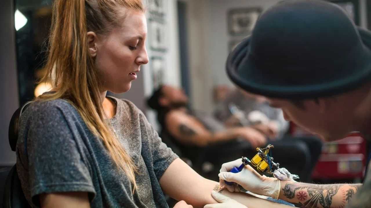 ਪਹਿਲੀ ਵਾਰ ਟੈਟੂ ਬਣਵਾ ਰਹੇ ਹੋ? ਇਨ੍ਹਾਂ 5 ਗੱਲਾਂ ਨੂੰ ਧਿਆਨ ਵਿੱਚ ਰੱਖੋ ਪਹਿਲੀ ਵਾਰ ਟੈਟੂ ਬਣਵਾ ਰਹੇ ਹੋ? ਇਨ੍ਹਾਂ 5 ਗੱਲਾਂ ਨੂੰ ਧਿਆਨ ਵਿੱਚ ਰੱਖੋ