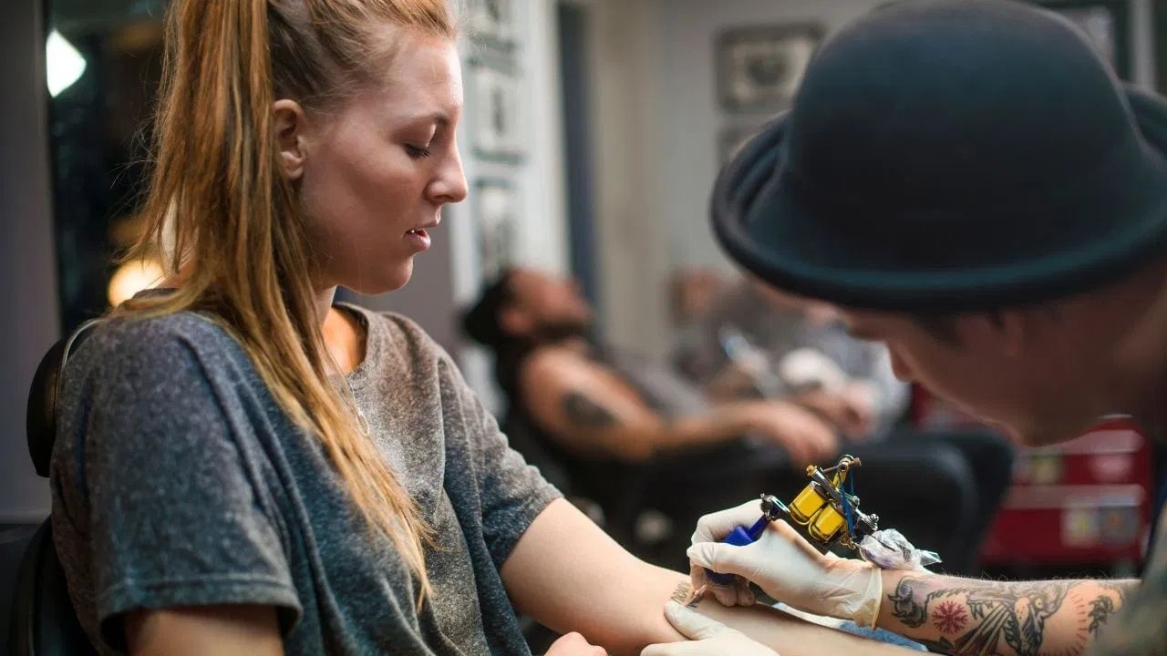 ਪਹਿਲੀ ਵਾਰ ਟੈਟੂ ਬਣਵਾ ਰਹੇ ਹੋ? ਇਨ੍ਹਾਂ 5 ਗੱਲਾਂ ਨੂੰ ਧਿਆਨ ਵਿੱਚ ਰੱਖੋ