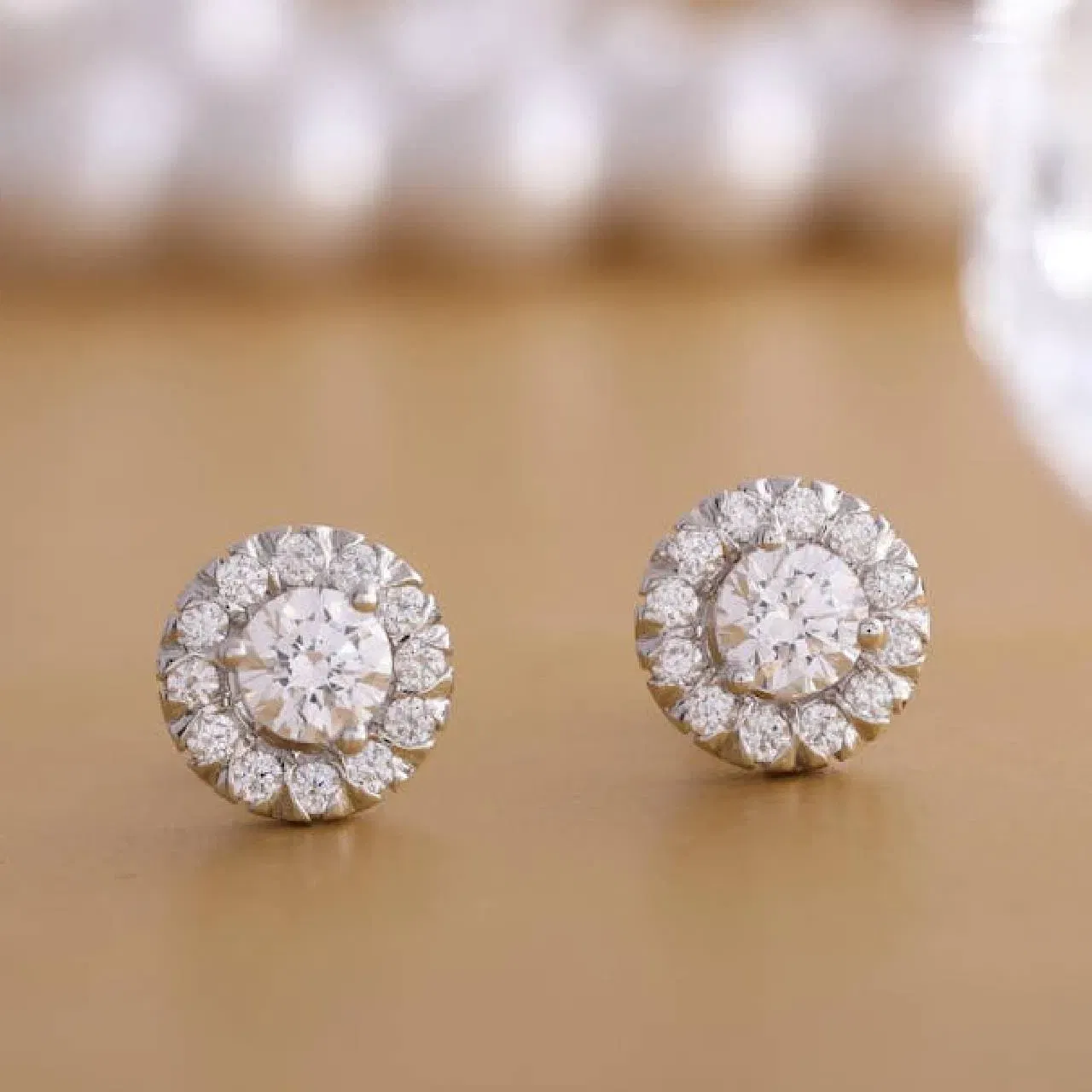 ਜੇਕਰ ਤੁਸੀਂ ਆਪਣੇ ਬਜਟ ਦੇ ਅੰਦਰ ਚਾਂਦੀ ਦੇ ਗਹਿਣੇ ਖਰੀਦਣਾ ਚਾਹੁੰਦੇ ਹੋ, ਤਾਂ ਟੌਪਸ ਇੱਕ ਚੰਗਾ ਆਪਸ਼ਨ ਹੋਵੇਗਾ। ਸਿੰਪਲ ਚਾਂਦੀ ਤੋਂ ਇਲਾਵਾ, ਆਰਟੀਫਿਸ਼ੀਅਲ ਡਾਇਮੈਂਡ ਵਰਕ ਈਅਰਿੰਗਸ ਵੀ ਕਾਫੀ ਟ੍ਰੇਂਡ ਵਿੱਚ ਹਨ। ਤੁਸੀਂ ਆਪਣੇ ਬਜਟ ਦੇ ਅੰਦਰ ਫੁੱਲਾਂ ਅਤੇ ਹੋਰ ਬਹੁਤ ਸਾਰੇ ਯੂਨੀਕ ਡਿਜ਼ਾਈਨ ਦੇ ਨਾਲ ਹੀ ਘੱਟ ਬਜਟ ਵਿੱਚ ਆਸਾਨੀ ਨਾਲ ਮਿਲ ਜਾਣਗੇ। ( Credit : Pexels )