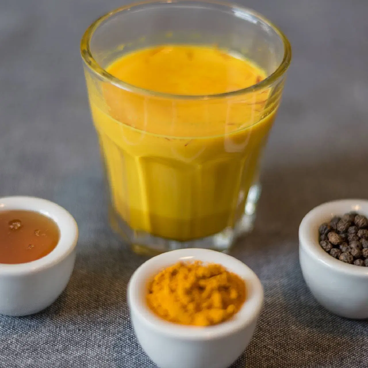 ਮਾਹਿਰਾਂ ਦਾ ਕਹਿਣਾ ਹੈ ਕਿ ਹਲਦੀ ਵਾਲਾ ਪਾਣੀ ਕਿਉਂ, ਕਿੰਨਾ ਤੇ ਕਿਵੇਂ ਪੀਣਾ ਹੈ, ਇਹ ਚੋਣ ਹਰੇਕ ਵਿਅਕਤੀ ਦੀ ਸਰੀਰ ਦੀਆਂ ਜ਼ਰੂਰਤਾਂ 'ਤੇ ਵੀ ਨਿਰਭਰ ਕਰਦੀ ਹੈ। ਹਲਦੀ ਵਾਲਾ ਪਾਣੀ ਪੀਣ ਨਾਲ ਕੁਝ ਲੋਕਾਂ 'ਚ ਪੇਟ ਵਿੱਚ ਗਰਮੀ ਹੋ ਸਕਦੀ ਹੈ, ਜਿਸ ਨਾਲ ਕਈ ਤਰ੍ਹਾਂ ਦੀਆਂ ਸਿਹਤ ਸਮੱਸਿਆਵਾਂ ਹੋ ਸਕਦੀਆਂ ਹਨ।