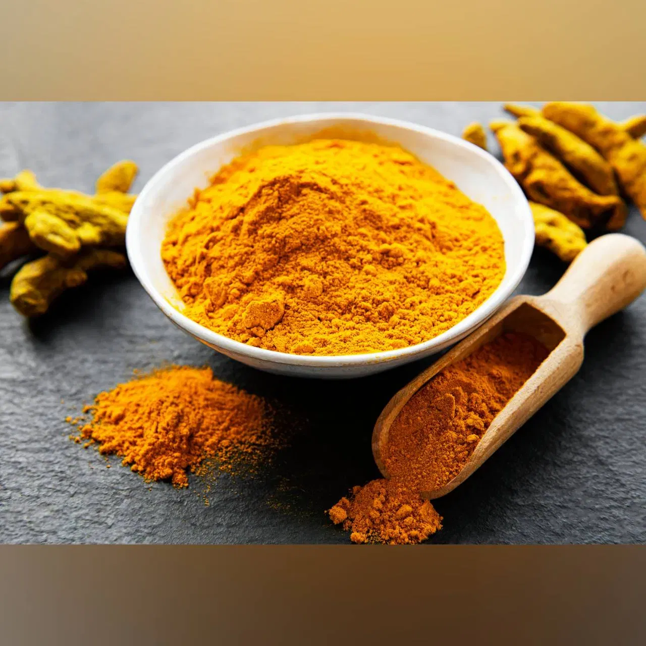 ਗਿੱਲੀ ਹਲਦੀ ਵਾਲਾ ਪਾਣੀ ਪੀਣਾ ਬਿਹਤਰ ਹੈ। ਇਸ ਨੂੰ ਪਾਣੀ 'ਚ ਉਬਾਲ ਕੇ ਪੀਣਾ ਸਭ ਤੋਂ ਵਧੀਆ ਹੈ, ਪਰ ਬਹੁਤ ਘੱਟ ਮਾਤਰਾ 'ਚ। ਇਸ ਦਾ ਸੇਵਨ ਆਪਣੇ ਮਾਹਰ ਨਾਲ ਸਲਾਹ ਕਰਨ ਤੋਂ ਬਾਅਦ ਹੀ ਕਰਨਾ ਚਾਹੀਦਾ ਹੈ। ਤੁਹਾਡਾ ਮਾਹਰ ਹਲਦੀ ਵਾਲਾ ਪਾਣੀ ਕਦੋਂ, ਕਿੰਨਾ ਅਤੇ ਕਿਵੇਂ ਪੀਣਾ ਹੈ ਇਸ ਬਾਰੇ ਸਲਾਹ ਦੇਵੇਗਾ।