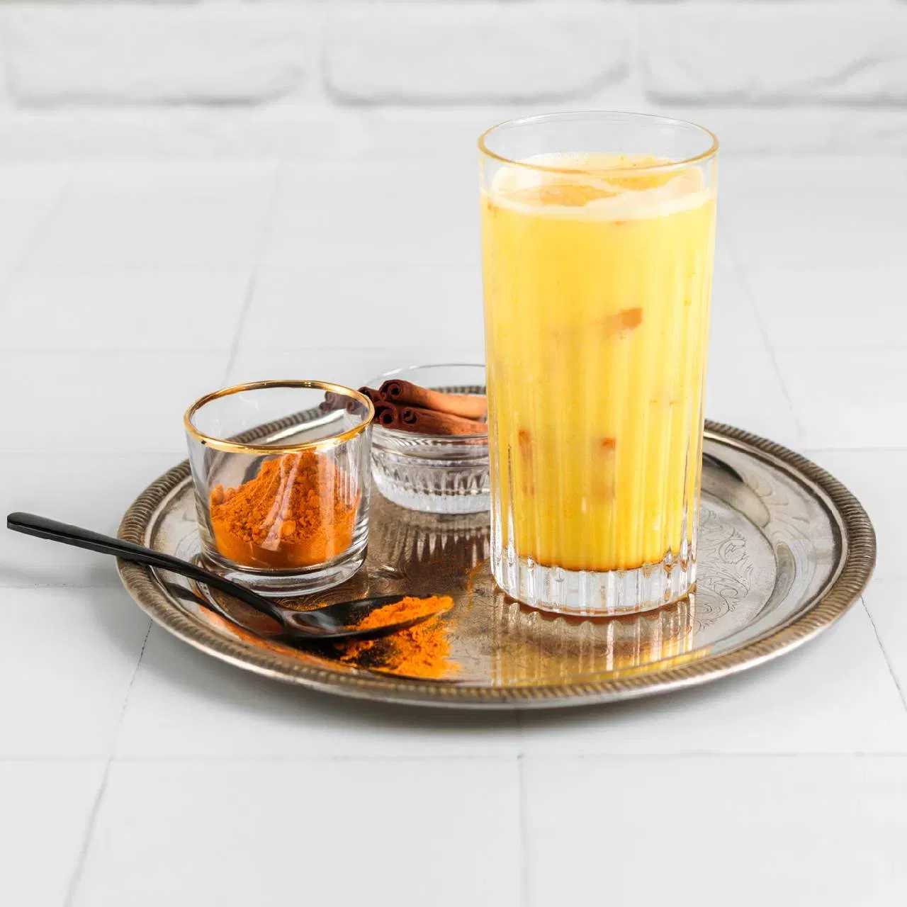 ਹਲਦੀ 'ਚ ਜ਼ਿੰਕ, ਮੈਗਨੀਜ਼ ਤੇ ਕਰਕਿਊਮਿਨ ਦੇ ਨਾਲ-ਨਾਲ ਐਂਟੀਆਕਸੀਡੈਂਟ, ਐਂਟੀ-ਇਨਫਲੇਮੇਟਰੀ ਤੇ ਐਂਟੀਮਾਈਕ੍ਰੋਬਾਇਲ ਗੁਣ ਹੁੰਦੇ ਹਨ। ਇਹ ਕਈ ਸਿਹਤ ਲਾਭ ਪ੍ਰਦਾਨ ਕਰਦਾ ਹੈ। ਇਸ ਲਈ, ਸੋਜ ਨੂੰ ਘਟਾਉਣ ਲਈ ਅਕਸਰ ਹਲਦੀ ਵਾਲਾ ਦੁੱਧ ਪੀਣ ਦੀ ਸਲਾਹ ਦਿੱਤੀ ਜਾਂਦੀ ਹੈ। ਇਸ ਨੂੰ ਚਿਹਰੇ 'ਤੇ ਲਗਾਉਣਾ ਵੀ ਲਾਭਦਾਇਕ ਹੁੰਦਾ ਹੈ।