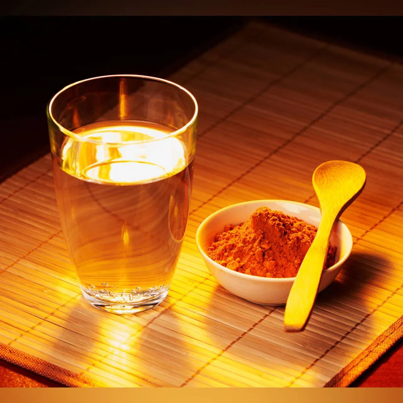 ਕੁਝ ਲੋਕ ਹਲਦੀ ਵਾਲਾ ਦੁੱਧ ਪੀਂਦੇ ਹਨ, ਜਦੋਂ ਕਿ ਕੁਝ ਹਲਦੀ ਵਾਲਾ ਪਾਣੀ ਵੀ ਪੀਂਦੇ ਹਨ। ਜੇਕਰ ਮਾਹਿਰ ਦੁਆਰਾ ਸਲਾਹ ਦਿੱਤੇ ਮੁਤਾਬਕ ਤੇ ਤੁਹਾਡੇ ਸਰੀਰ ਦੀਆਂ ਜ਼ਰੂਰਤਾਂ ਅਨੁਸਾਰ ਸਹੀ ਮਾਤਰਾ 'ਚ ਸੇਵਨ ਕੀਤਾ ਜਾਵੇ, ਤਾਂ ਇਹ ਲਾਭਦਾਇਕ ਹੋ ਸਕਦਾ ਹੈ। ਆਓ ਮਾਹਰ ਤੋਂ ਇਸ ਦੇ ਫਾਇਦਿਆਂ ਬਾਰੇ ਜਾਣੀਏ।